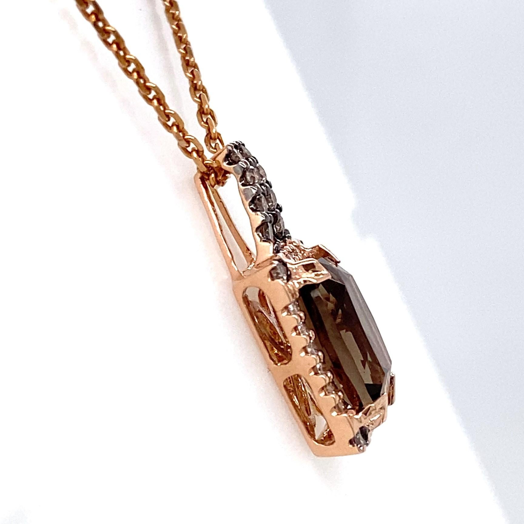Questo pendente Levian presenta un quarzo cioccolato centrale di circa 3,48 carati con taglio a cuscino incastonato in oro rosa 14 carati ed è accentuato da una cornice e da una coda di diamanti rotondi con taglio a brillante incastonati, per un