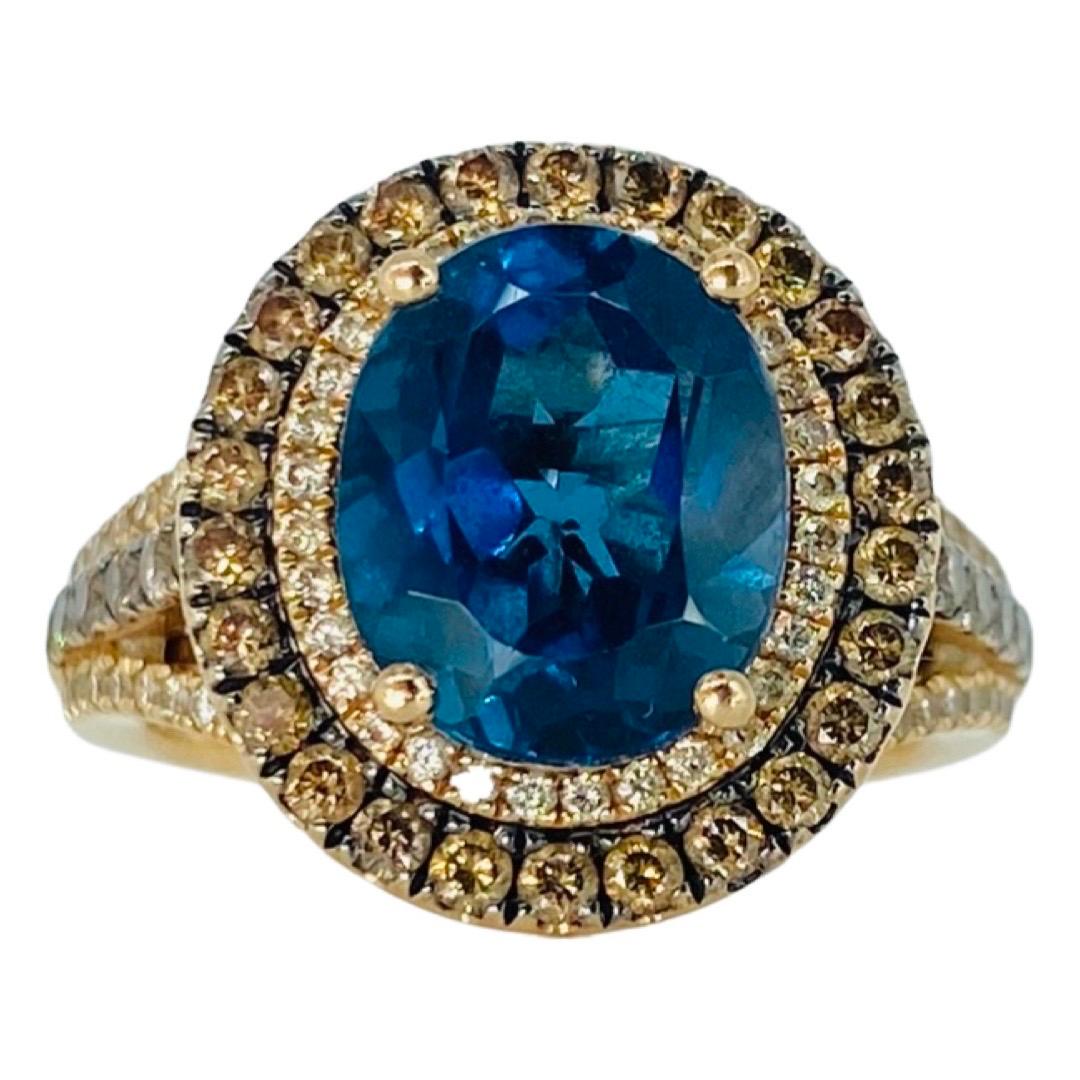 LeVian 4.87tcw Deep Sea Blue Topaz and Diamonds Ring 14k Gold. La pierre centrale en topaze mesure environ 4,00 carats selon la formule et les diamants pèsent environ 0,875tcw pour un poids total en carats d'environ 4,87.
La bague est de taille 7 et