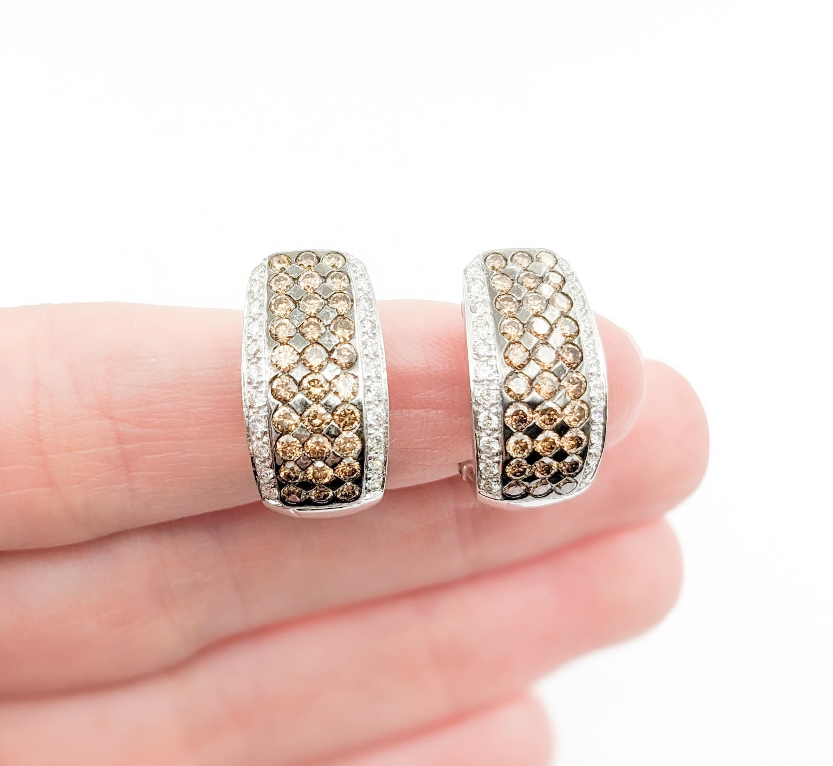 LeVian Omega-Ohrringe aus Weißgold mit schokoladenbraunem Diamanten


Diese atemberaubenden Ohrringe von LeVian sind sorgfältig aus luxuriösem 14-karätigem Weißgold gefertigt. Diese exquisiten Ohrringe sind mit insgesamt 2,00 Karat Diamanten im