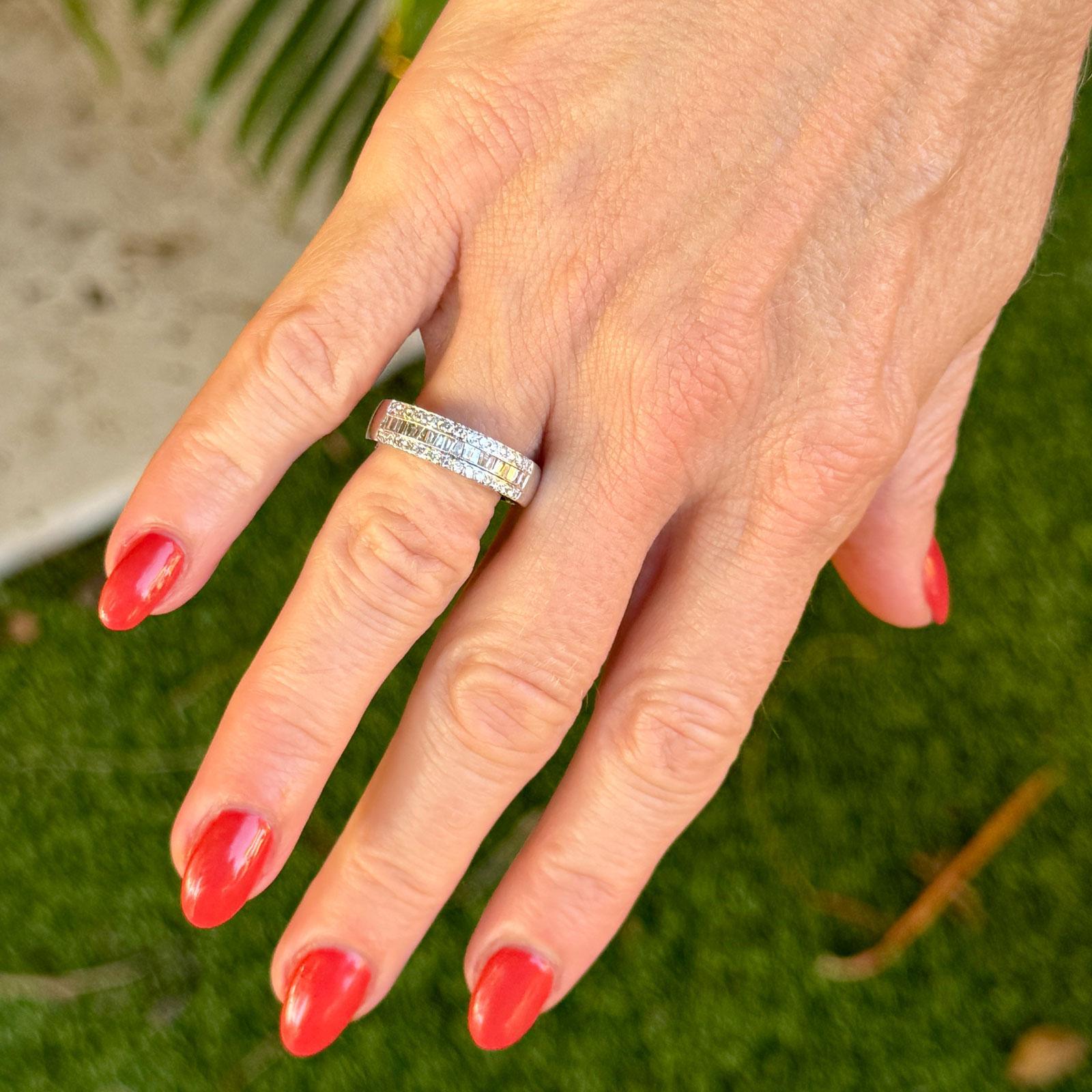 Ein zeitloser LeVian Ehering für die Eleganz des Alltags. Dieser raffinierte 5,5 mm breite Ring ist mit insgesamt 48 Diamanten besetzt - 28 runde Brillanten und 20 spitz zulaufende Baguettes - mit einem Gesamtgewicht von etwa 0,60 Karat. Die Steine