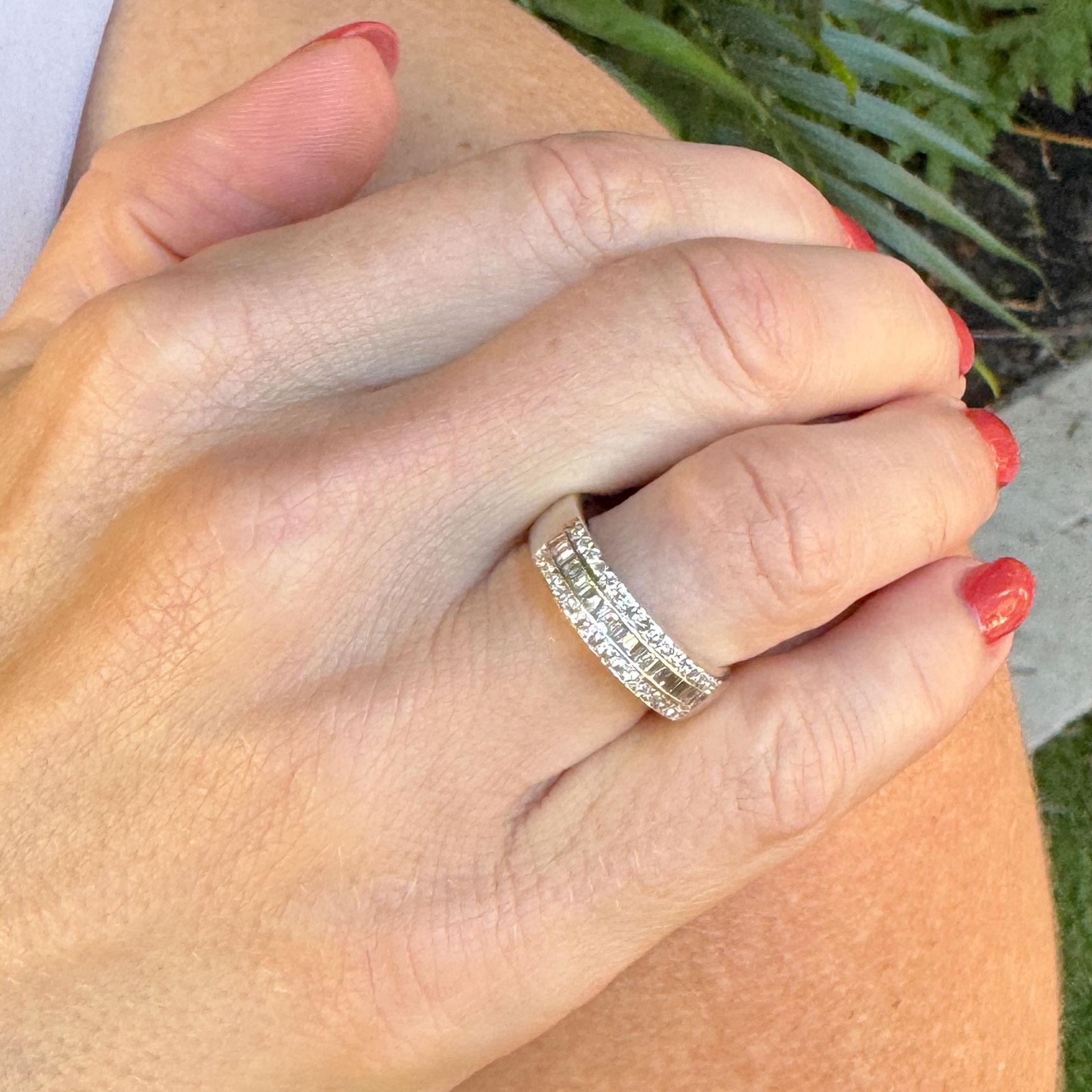 LeVian Diamant 18 Karat Weißgold Hochzeit Anniversay Band Ring (Baguette-Treppenschliff) im Angebot