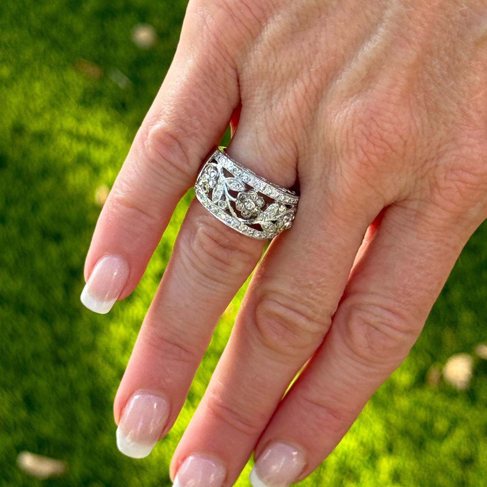 Cet anneau floral en diamant LeVian est un magnifique bijou moderne. Fabriquées en or blanc 14 carats, les fleurs ajoutent une touche fantaisiste et romantique au design, créant un look féminin et sophistiqué.Les diamants pèsent environ 0,75 carat