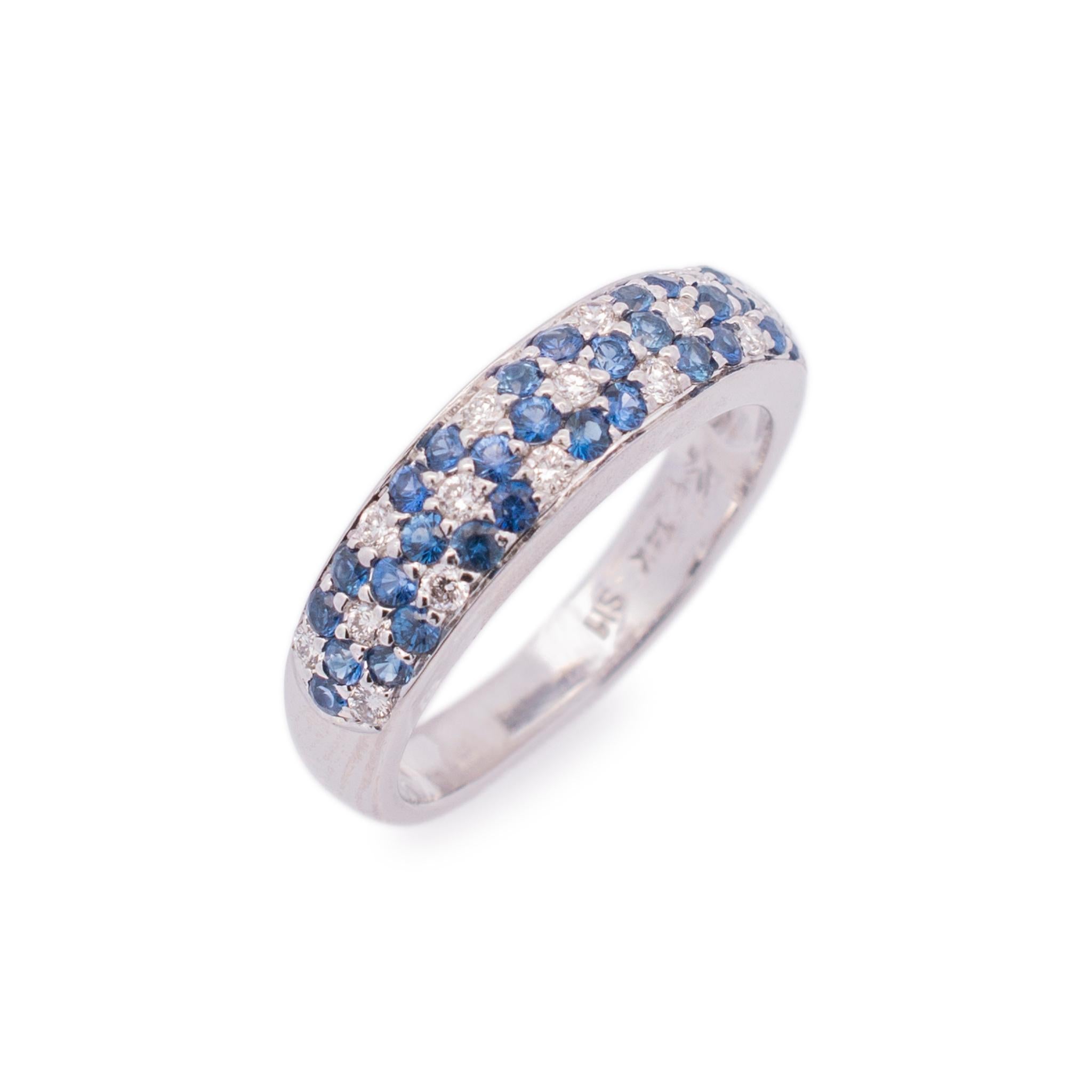 Geschlecht: Damen

Metall Typ: 14K Weißgold

Größe: 7

Schaftbreite: 5,45 mm, verjüngt auf 3,25 mm

Gewicht: 4,31 Gramm

Damen Ehering aus 14 Karat Weißgold mit Diamanten und Saphiren und halbrundem Schaft.
Graviert mit 