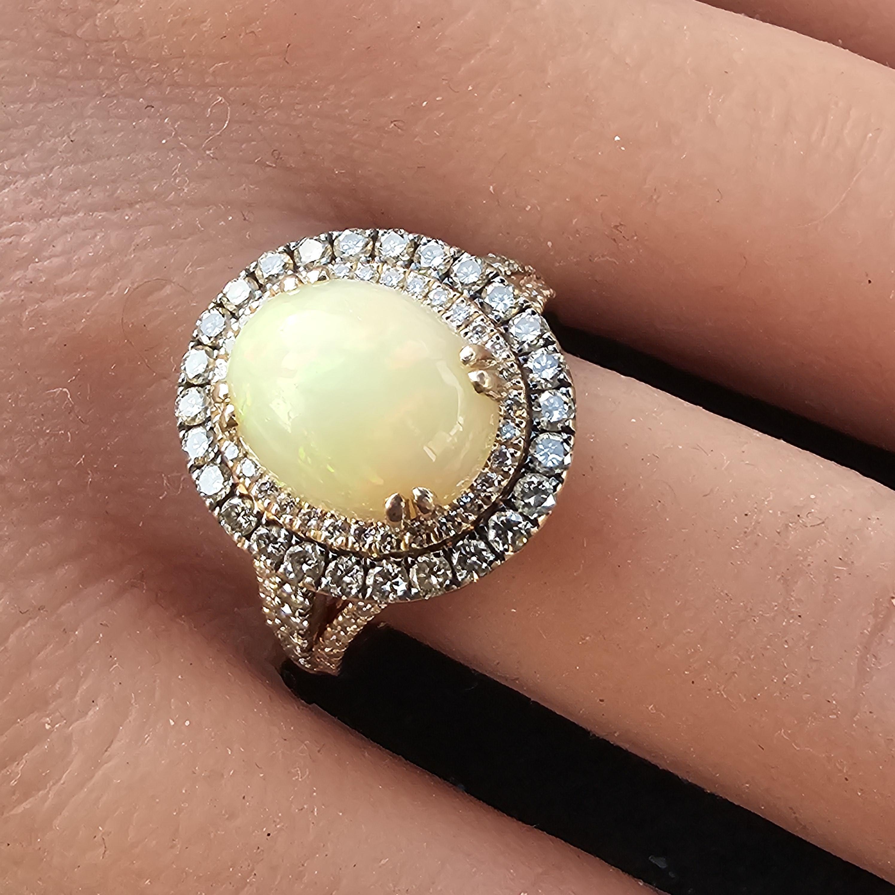 Cette bague Levian est un exemple étonnant de design contemporain. Fabriqué en or rose 14k, il est orné d'une opale centrale qui rayonne d'un jeu de couleurs captivant. Autour de l'opale, deux rangées de diamants blancs et chocolat rehaussent sa
