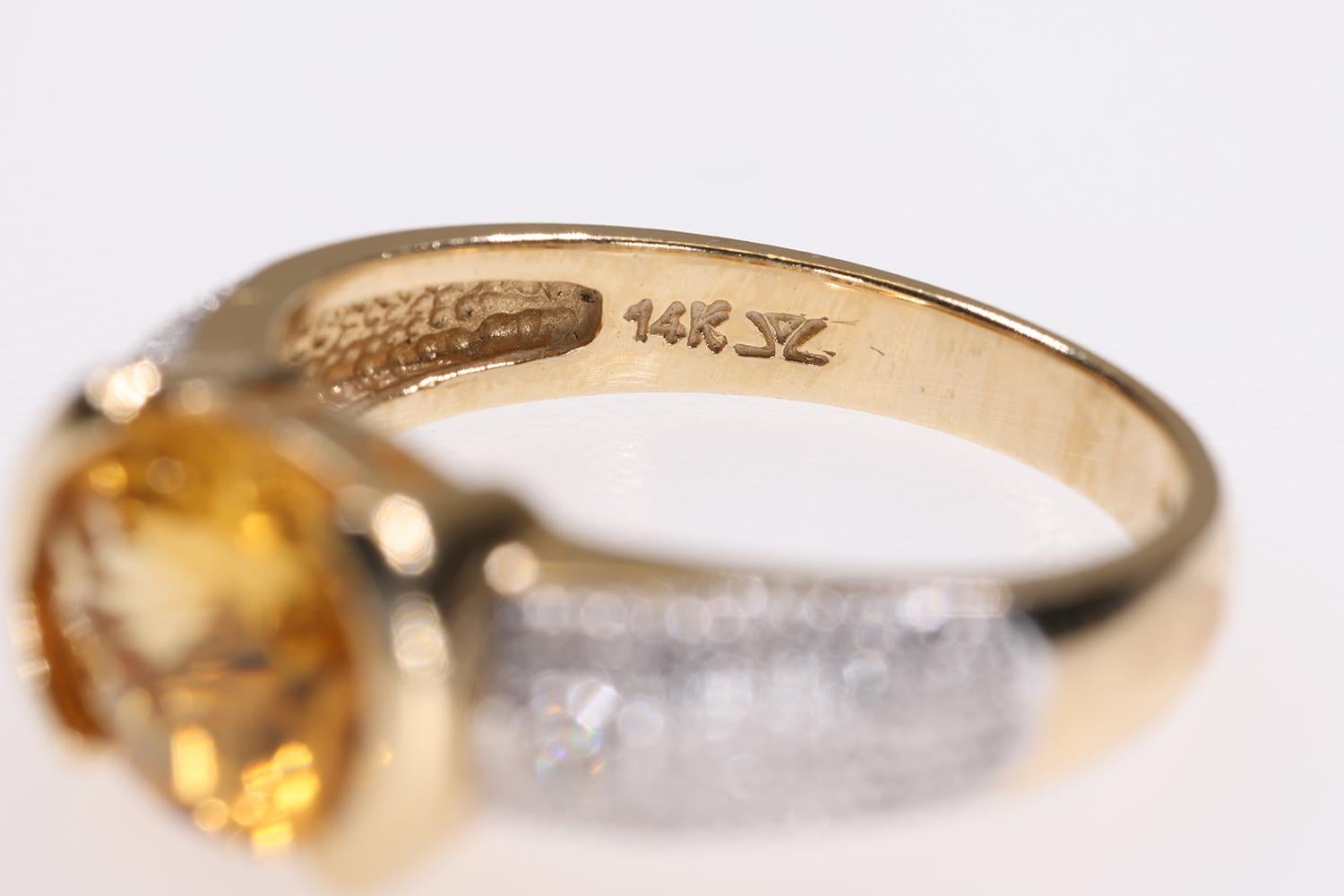 LeVian Orange Citrin Ring, akzentuiert Diamant-Schaft, 14K Gelb- und Weißgold (Ovalschliff) im Angebot