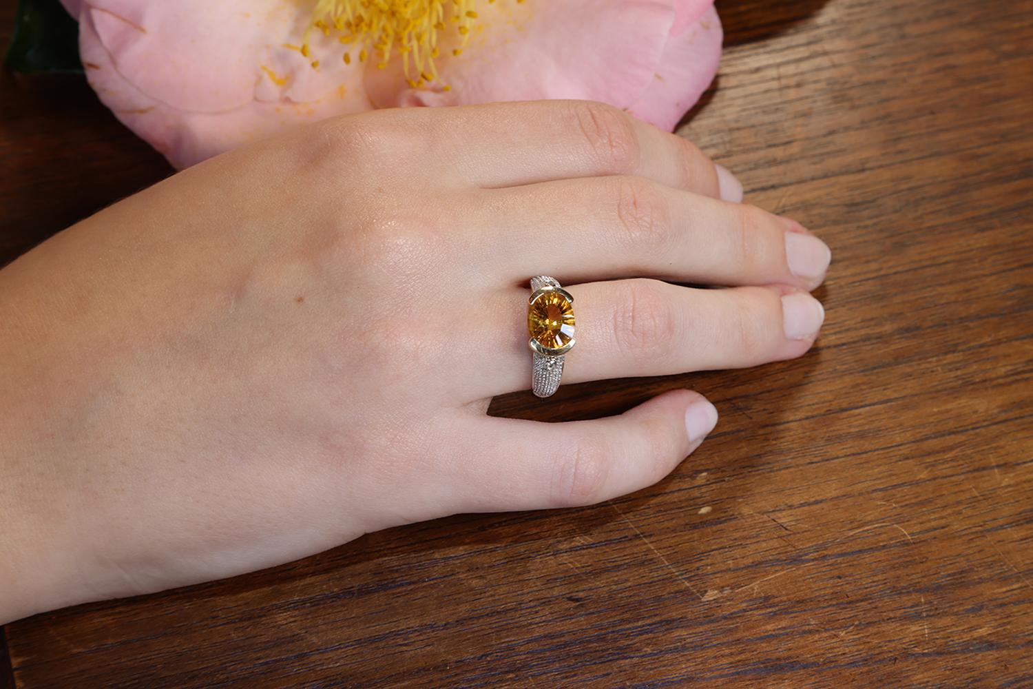 LeVian Orange Citrin Ring, akzentuiert Diamant-Schaft, 14K Gelb- und Weißgold für Damen oder Herren im Angebot