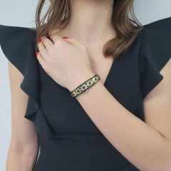 Pulsera tipo brazalete de Levian con zafiros y diamantes, en oro amarillo de 18k