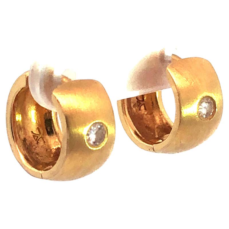 Modern Renaissance Huggie Hoop Earrings In 18K Yellow Gold With Diamonds, 12.3mm - Foto 2
