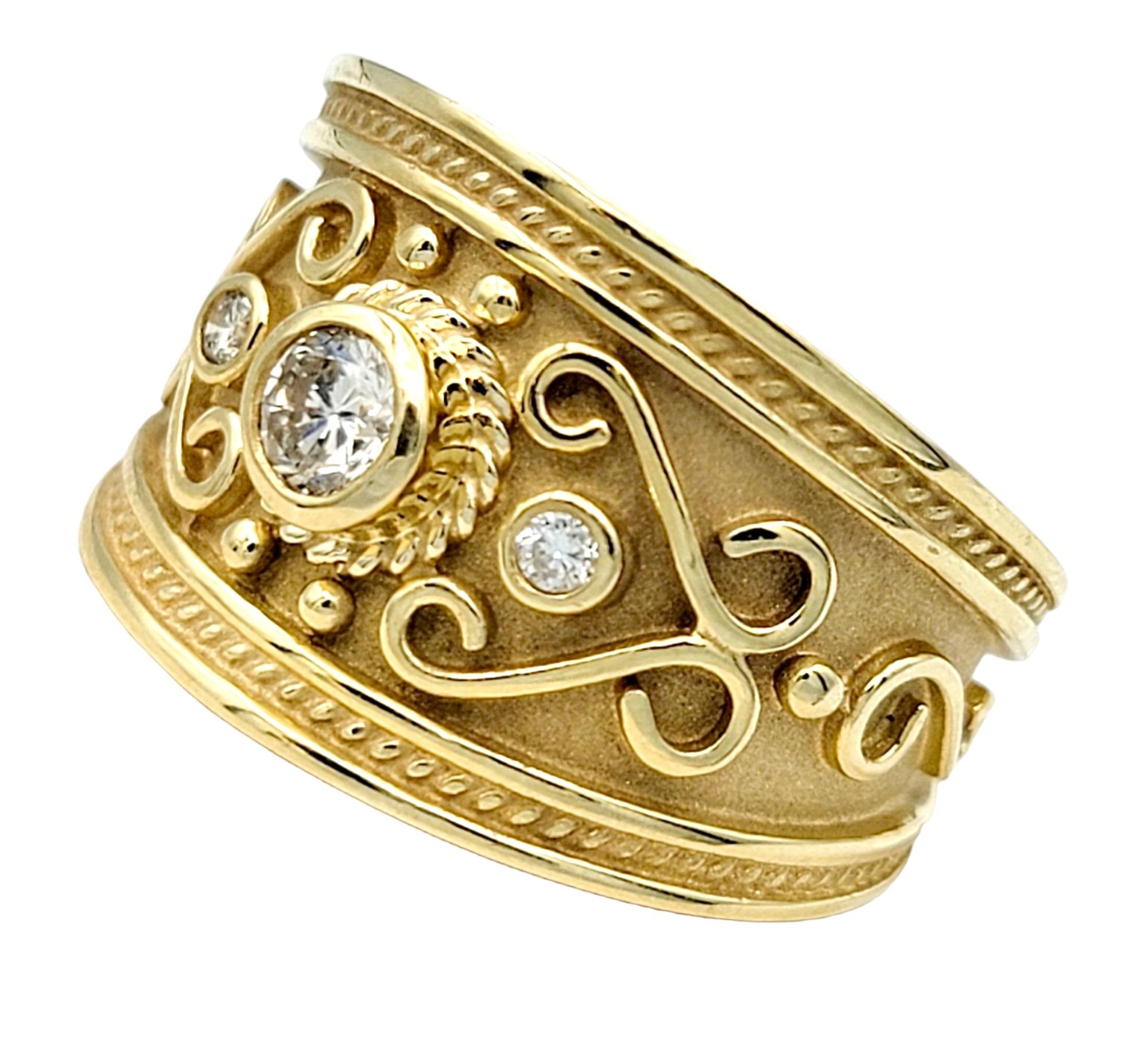 Ringgröße: 8 

Eleganz und Kunstfertigkeit treffen in diesem Le Vian Ring mit verjüngtem Schaft aufeinander, ein Beweis für exquisite Handwerkskunst und zeitloses Design. Das Design im etruskischen Stil mit seinen schimmernden Diamanten, den