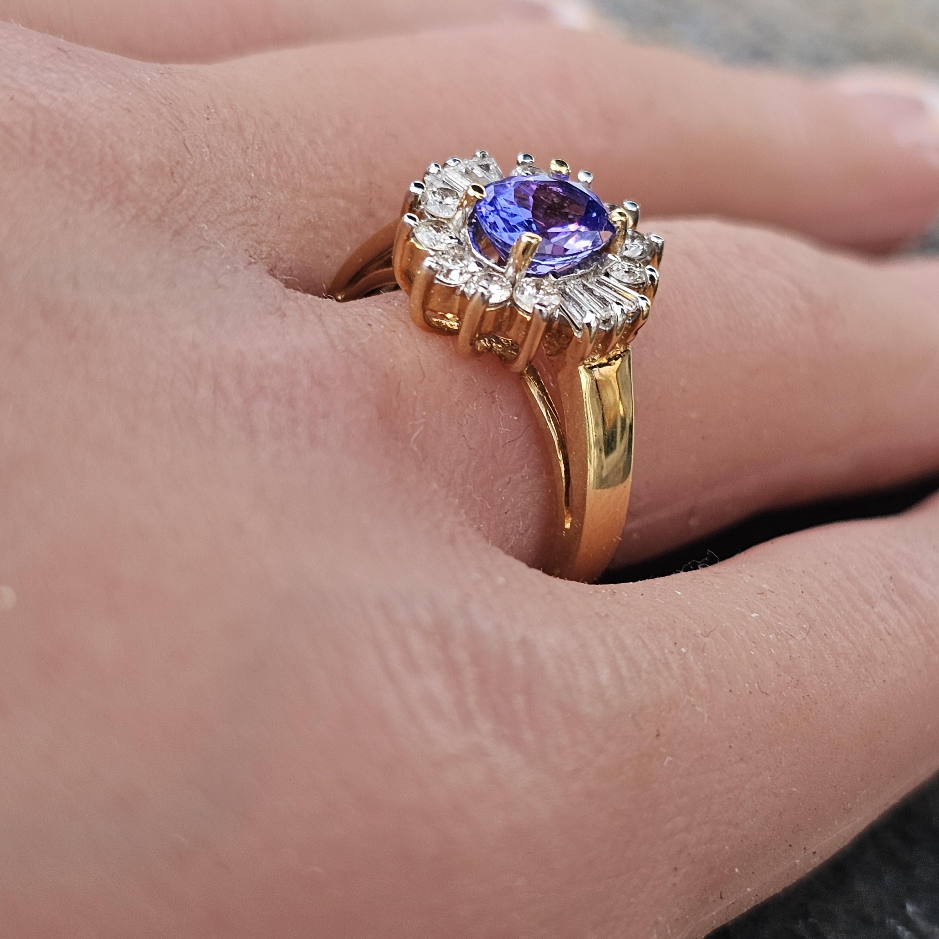 Dieser atemberaubende Levian-Ring besticht durch sein Design, in dessen Mittelpunkt ein Tansanit im Ovalschliff steht. Der aus 18 Karat Gelbgold gefertigte Ring zeigt eine strahlende Anordnung weißer Diamanten, die den leuchtenden Tansanit