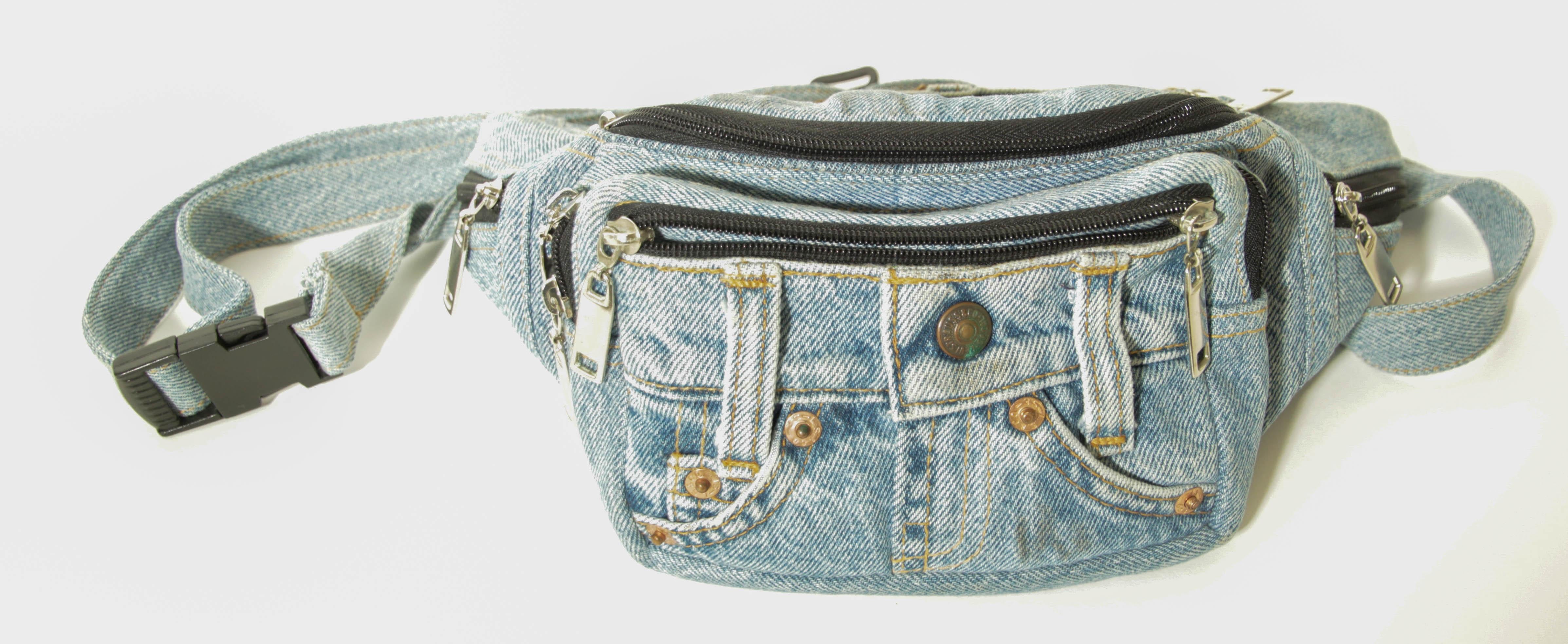 Handgefertigte Upcycelte Levi's 517 Denim Gürteltasche
Wir stellen eine einzigartige, umweltfreundliche Denim-Sling-Tasche vor, die aus einer alten Levi's 517 Bootcut-Jeans gefertigt wurde. Diese upgecycelte, nachhaltige Gürteltasche ist eine