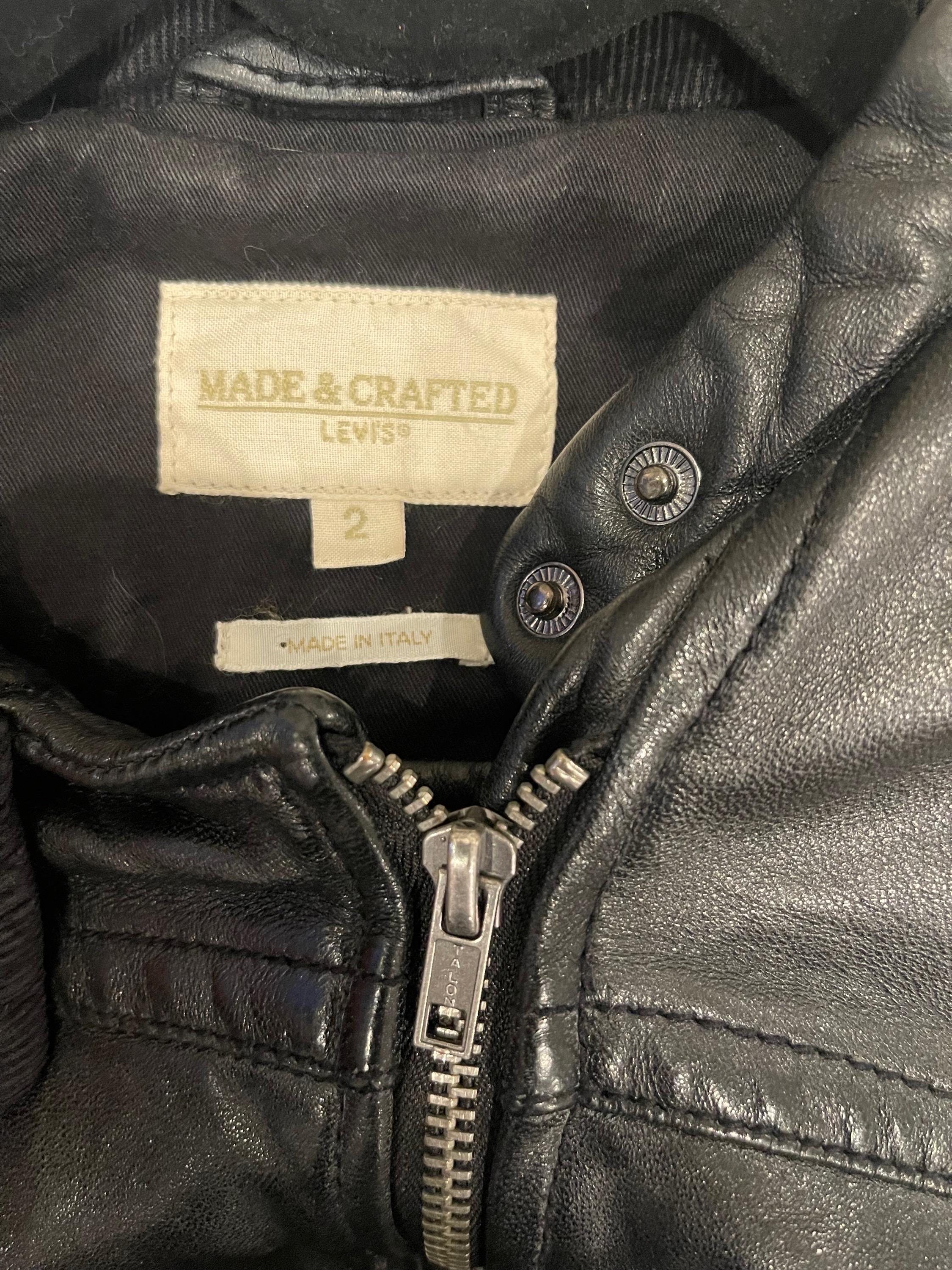 ¡Chaqueta bomber/de vuelo clásica Levi's Made & Crafted de cuero negro ! Presenta un corpiño entallado, con mucha atención a los detalles. Cremallera metálica completa en la parte delantera con botones a presión en el cuello. Bolsillos con