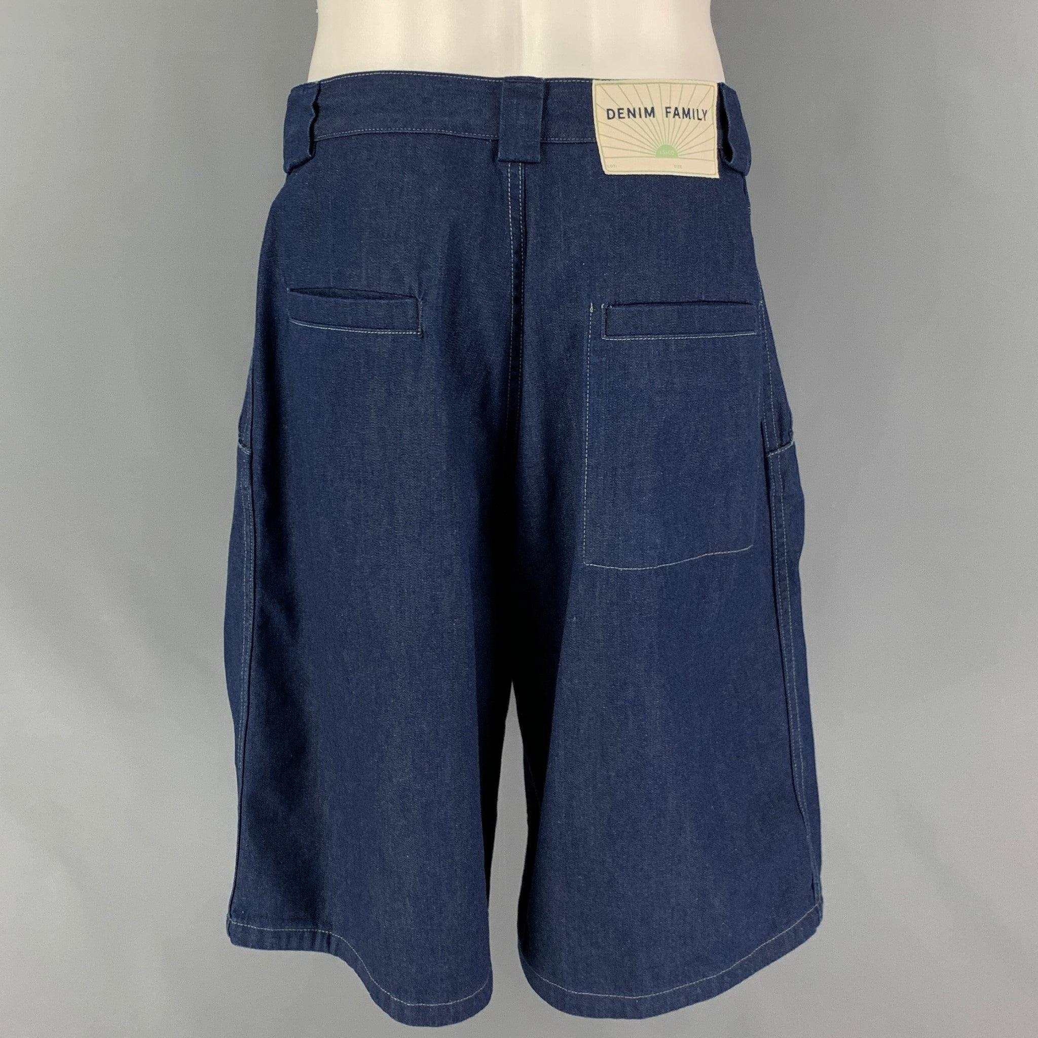 LEVI'S 'DENIM FAMILY' shorts comes in a indigo cotton featuring a pleated style, contrast stitching, and a zip fly closure.
Very Good
Pre-Owned Condition. Fabric tag removed.  

Marked:   Size tag removed 

Measurements: 
  Waist: 32 inches  
 Rise: