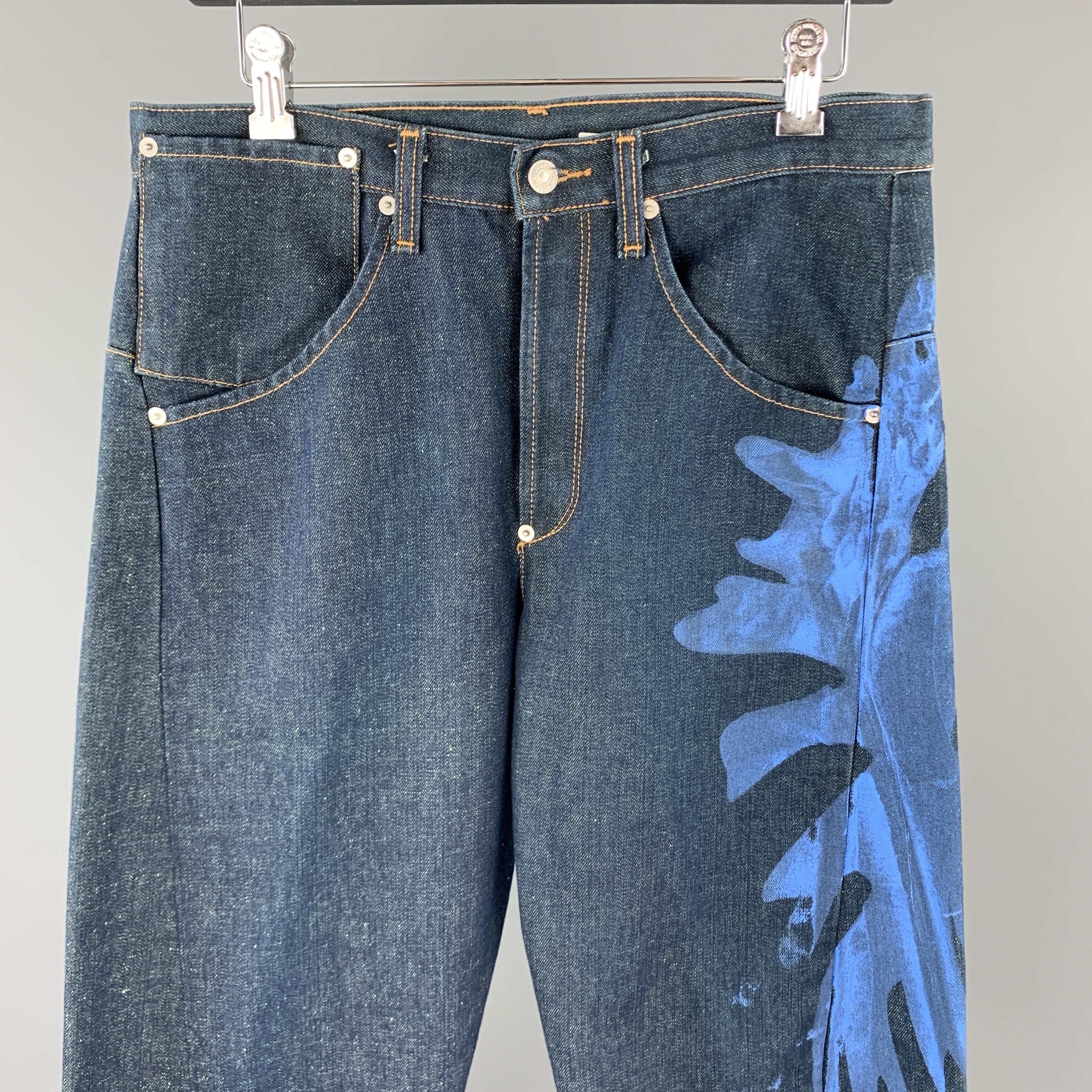 LEVI'S sample jeans come in indigo blue cotton denim with a button fly, diagonal seams, and blue paint splatter side. 

Excellent Pre-Owned Condition.
Marked:

Measurements:

Waist: 33 in.
Rise: 12.5 in.
Inseam: 32 in.