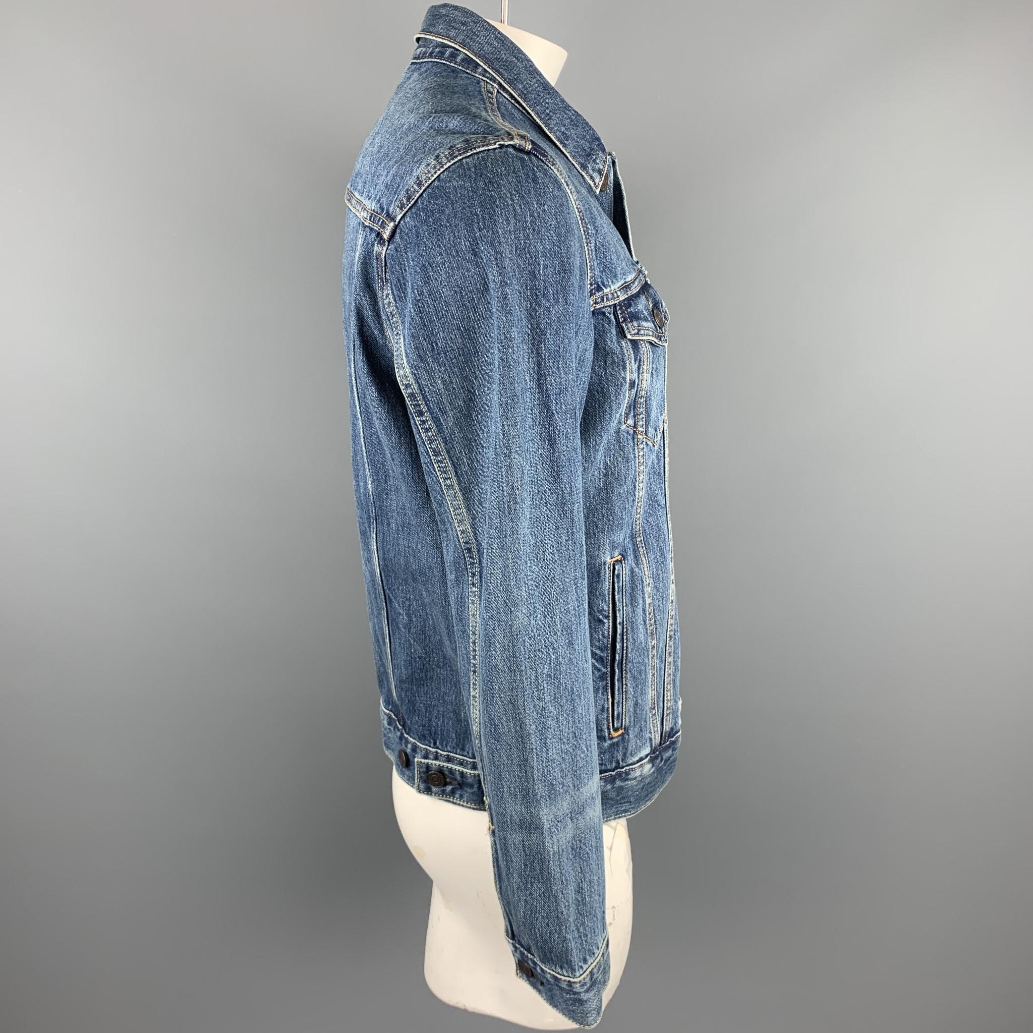 LEVI'S jacket comes in a indigo washed denim with contrast stitching featuring a classic trucker style, patch pockets, slit pockets, spread collar, and a buttoned closure.

Excellent Pre-Owned Condition.
Marked: L

Measurements:

Shoulder: 18.5 in.