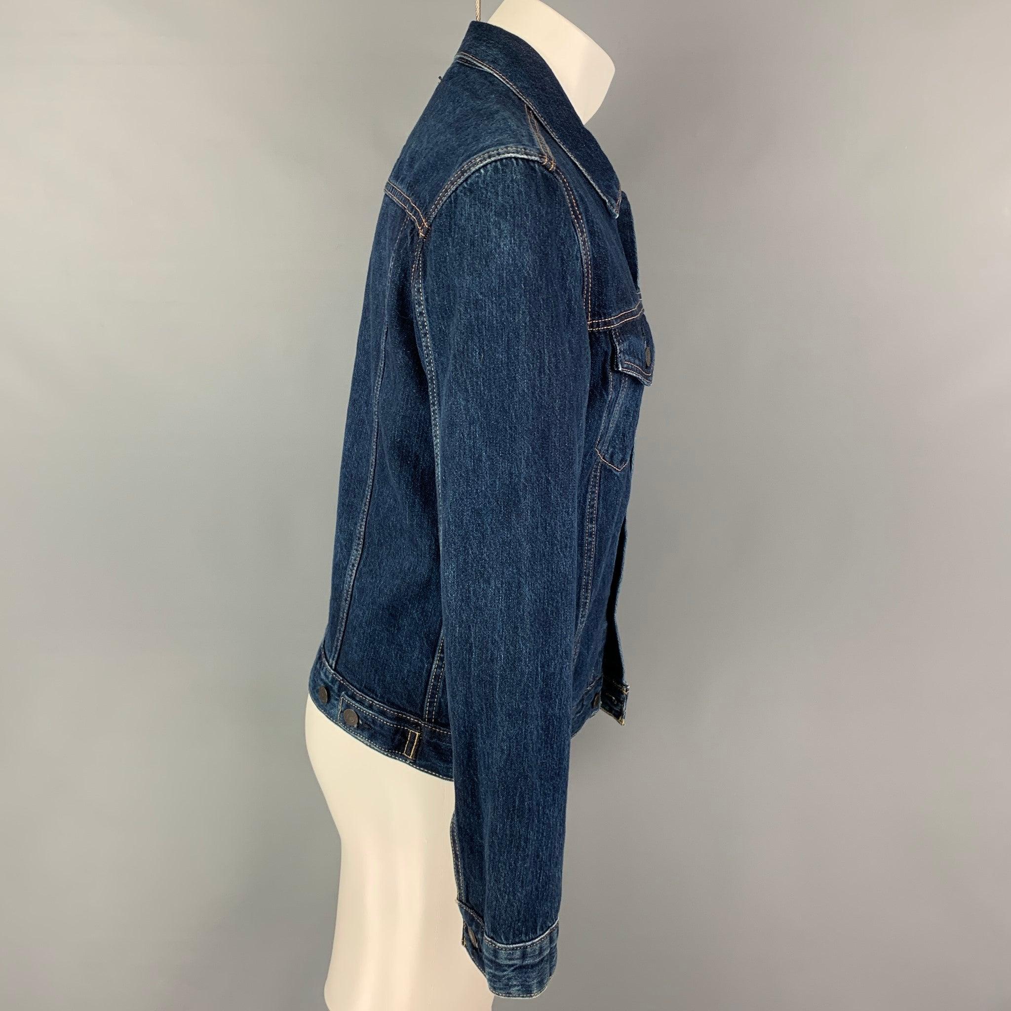 LEVI'S jacket comes in a blue denim cotton featuring a trucker style, contrast stitching, patch pockets, and a buttoned closure.
Excellent
Pre-Owned Condition. 

Marked:   M  

Measurements: 
 
Shoulder: 18 inches Chest: 40 inches Sleeve: 25.5