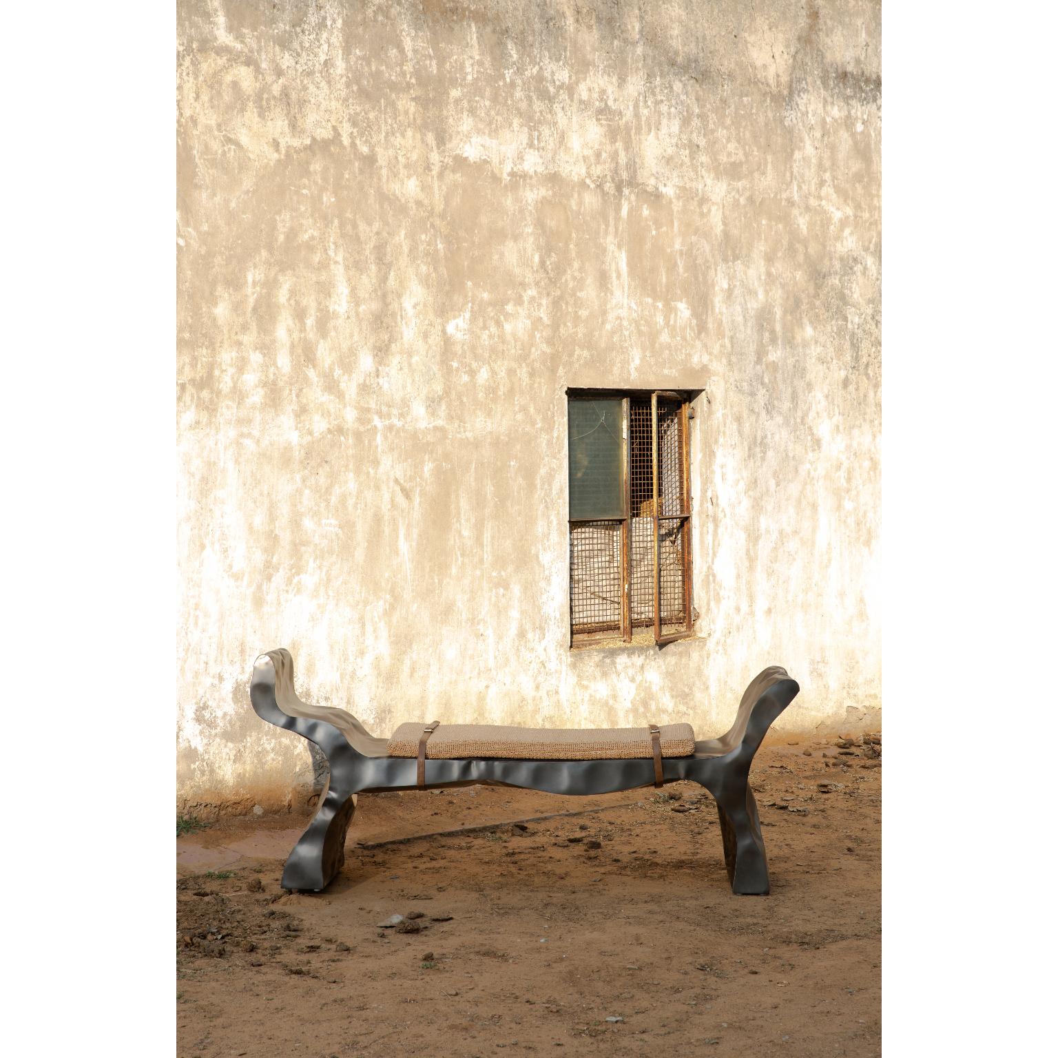 Banc Levitar de NITUSH AROOSH
Dimensions : D 45 x L 190 x H 80 cm. 
Matériaux : Acier inoxydable et tissu.

Disponible en différentes finitions. Toutes nos lampes peuvent être câblées en fonction de chaque pays. Si elle est vendue aux États-Unis,