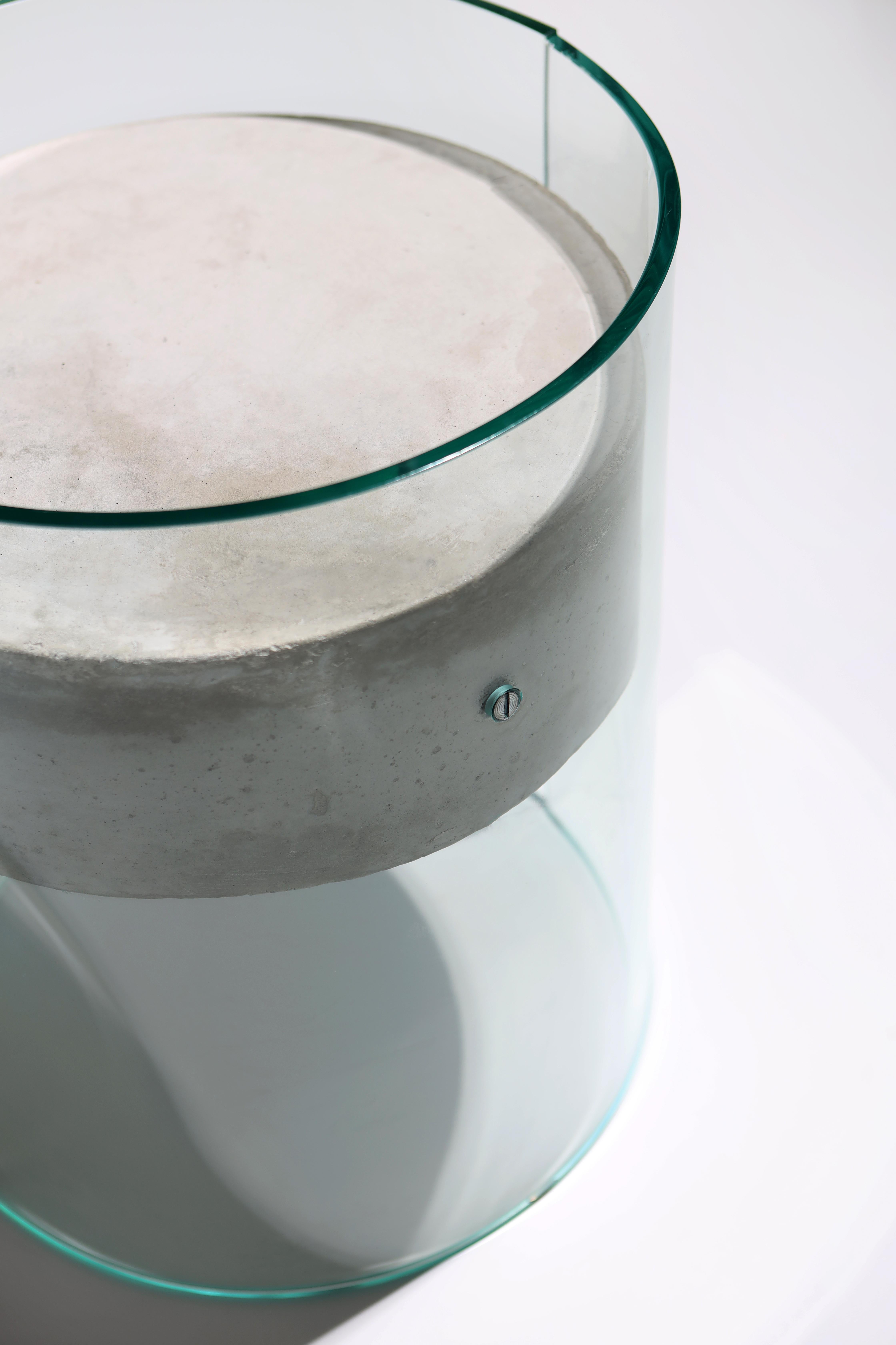 Table d'appoint en verre avec béton