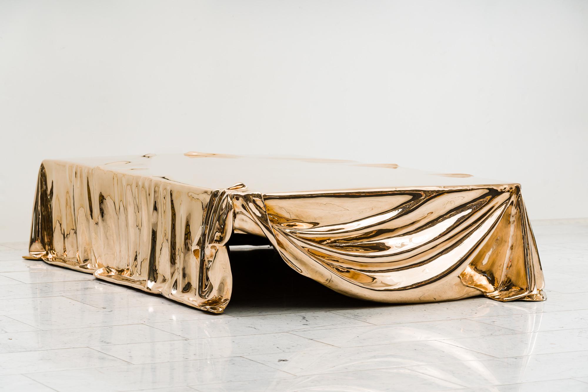 Émanant du cœur de l'éthique visionnaire de Katz Studio, cette table basse de la Collection SIAL rend hommage à l'héritage du studio, qui allie la profondeur conceptuelle à la maîtrise des matériaux. Coulée dans l'élégance intemporelle du bronze, la