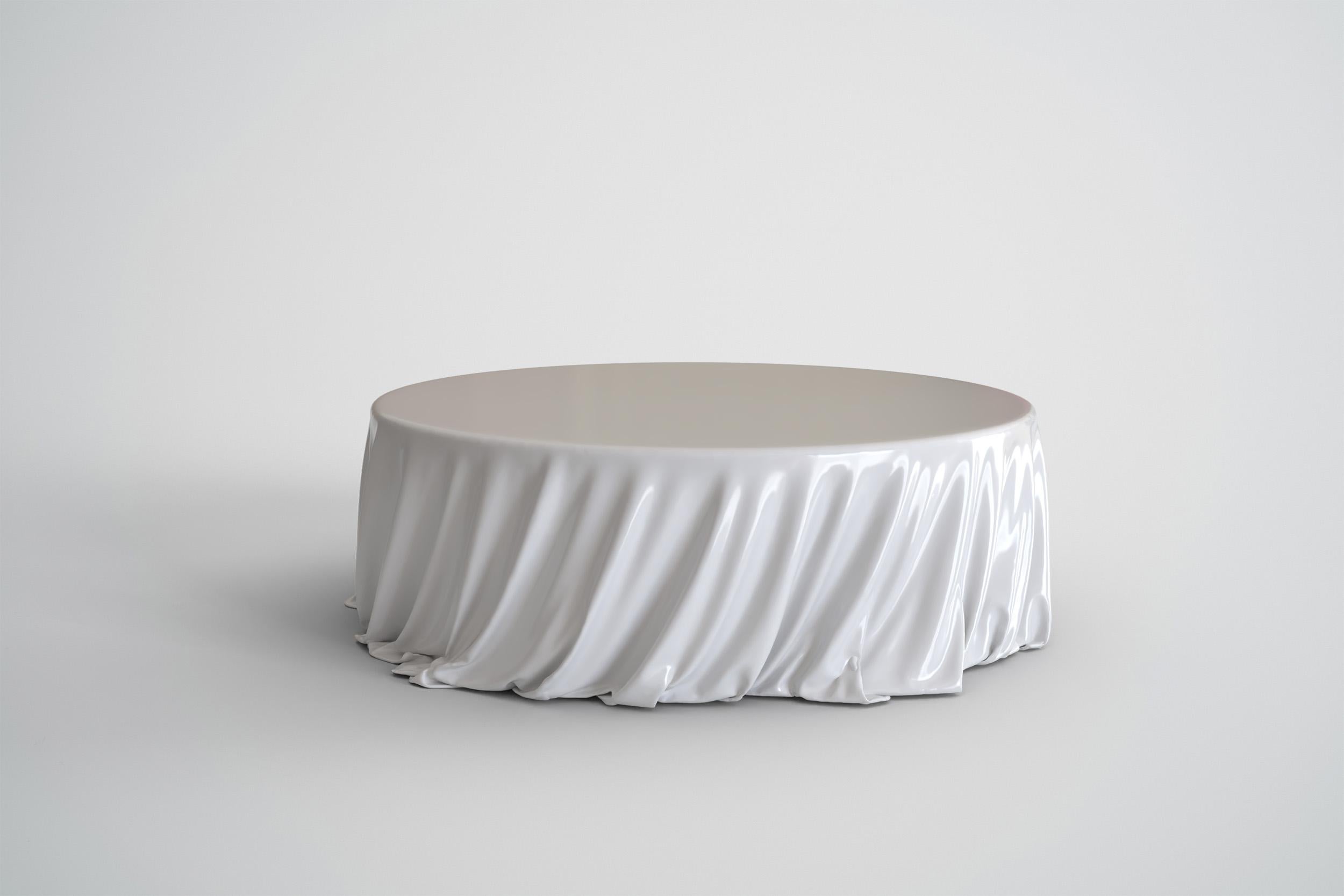 La table basse ronde Levitaz, en finition automobile White Gloss, illustre la sophistication moderne avec son design élégant et sa fabrication méticuleuse. Cette pièce, sculptée dans une résine très résistante renforcée par de la fibre de carbone,