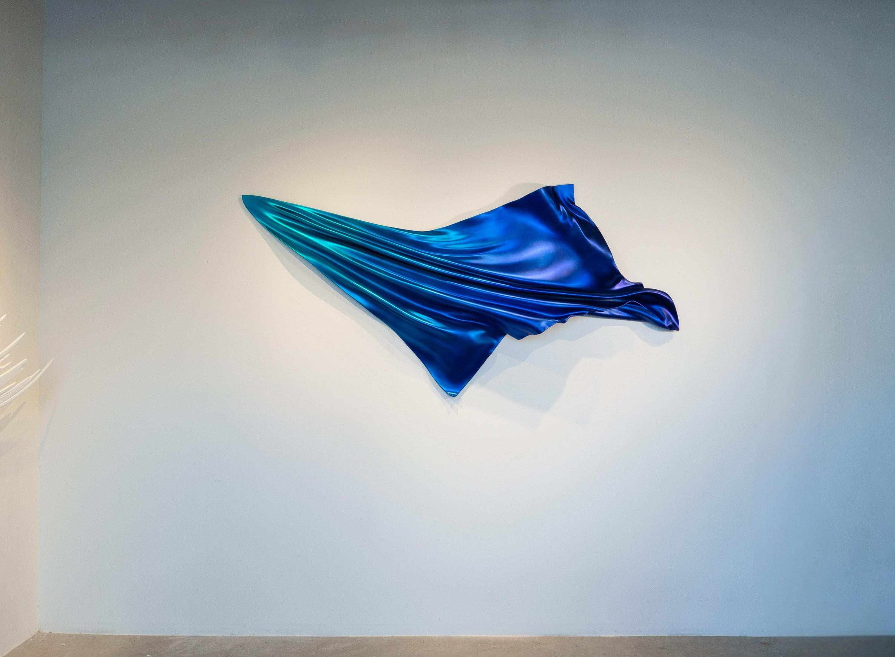 Il Levitaz Wind Panel VI esemplifica la maestria di Katz Studio nel fondere la dinamica dei fluidi con l'arte scultorea moderna. Questo pezzo sorprendente, realizzato con precisione meticolosa, incarna una narrazione visiva del movimento congelato