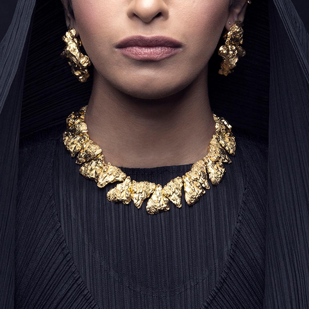 Levonah Gold-Plated Textured Clip-On Earrings In New Condition For Sale In Dubai, Dubai