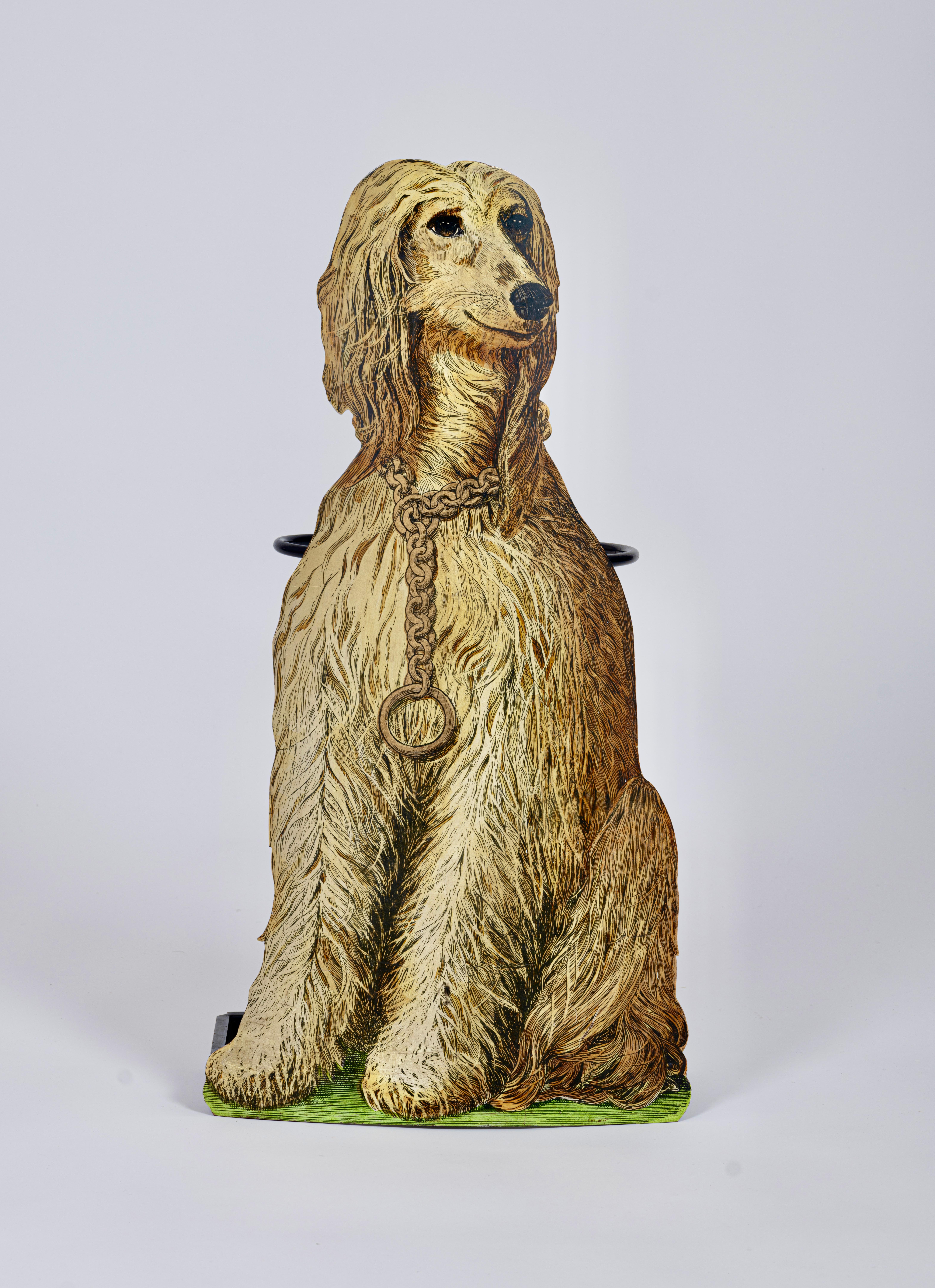 Eine frühe  Schirmständer 'Afghan Hound' von dem unglaublich kreativen Piero Fornasetti, um 1955. Als einer der acht von Fornasetti entworfenen Trompe L'Oeil-Hundeschirmständer ist dieser schlanke, langhaarige Hund in sitzender Position mit einer
