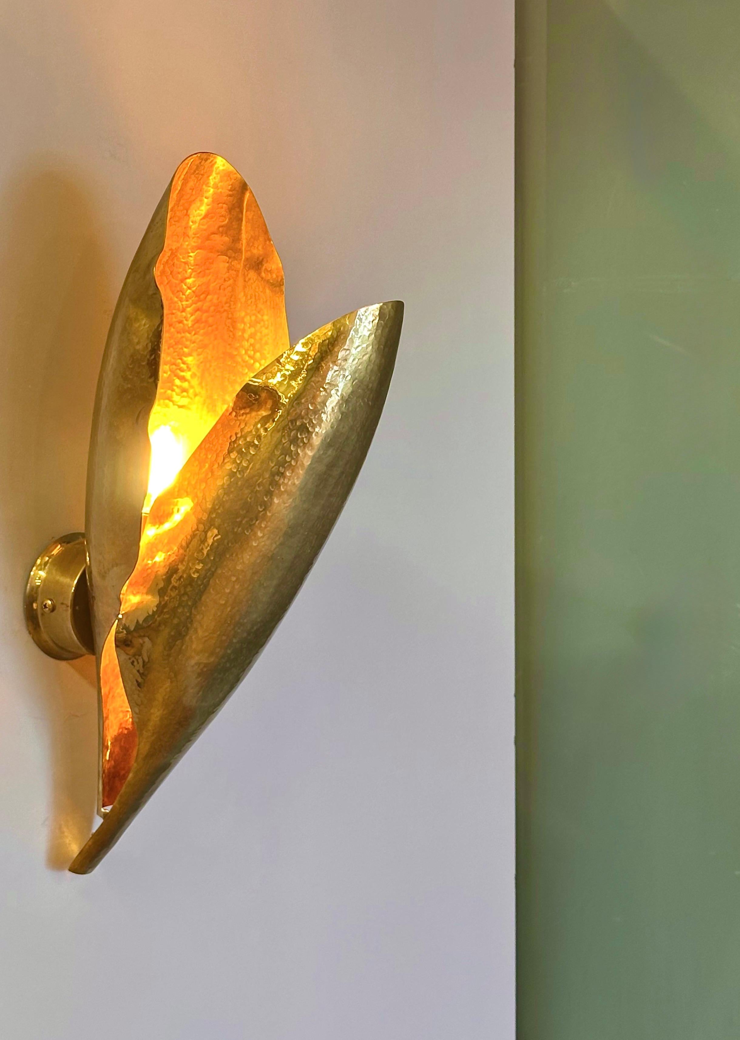 Levroux Aplique de Pared de Latón Martillado Estilo Moderno del Siglo Medio Vaciado en venta