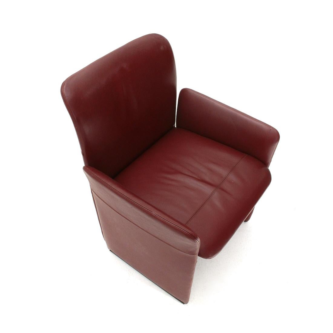 Chair produced in the 1980s by Saporiti based on a design by Giovanni Offredi.
Structure made up of 4 modules in padded metal and lined in burgundy leather.
Ground support edge in black plastic.
Good general condition, some stains and burn