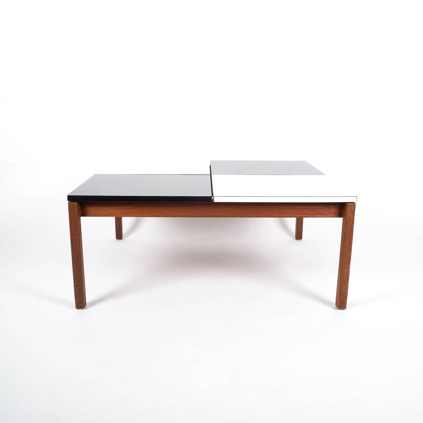Couchtisch von Lewis Butler für Knoll International, 1960, mit einer segmentierten Tischplatte aus schwarzem und weißem Laminat auf einem Sockel aus Nussbaumholz. Es ist in gutem Zustand und hat keine größeren Mängel. Maße: 37,4 x 33,4 Zoll.
   