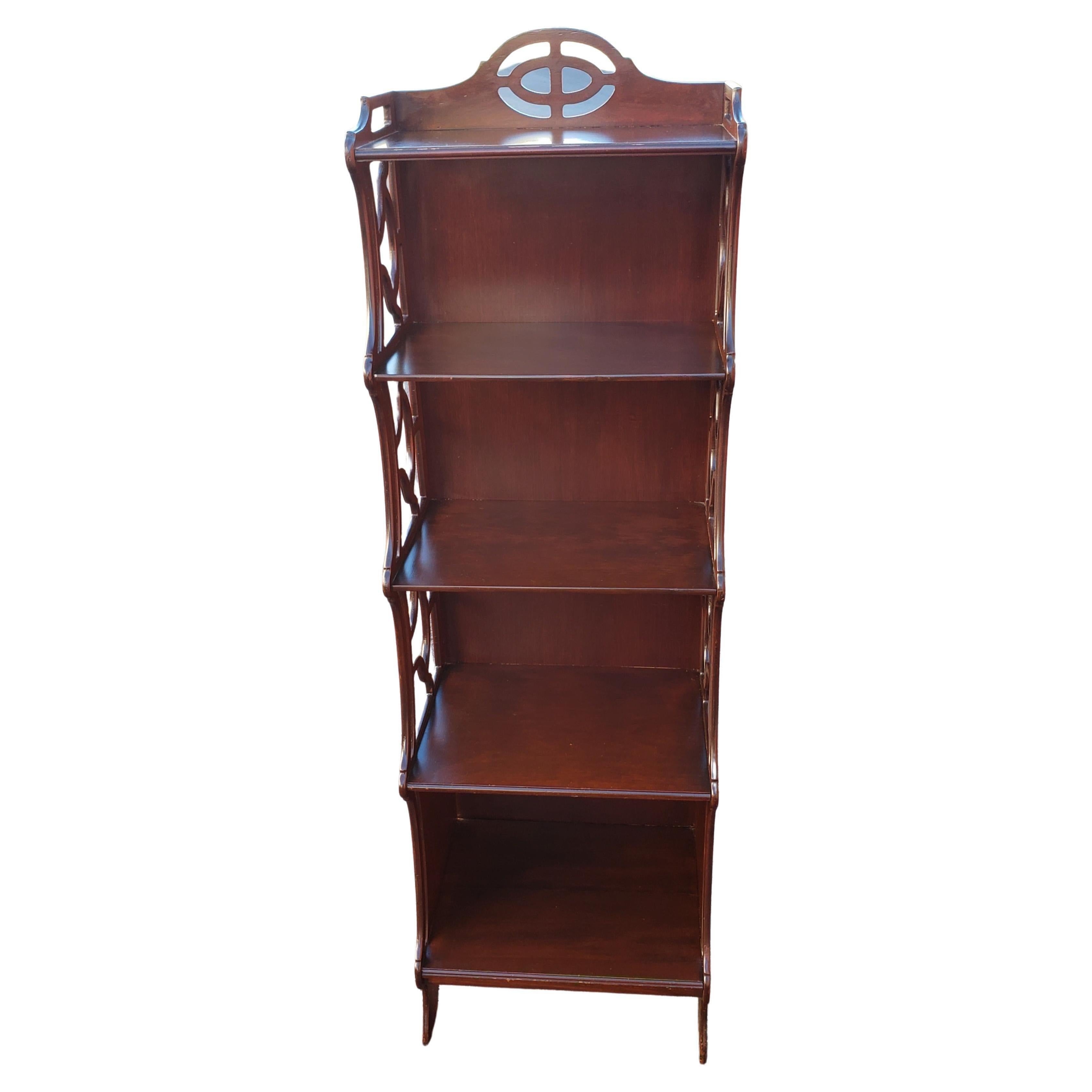 Lewis Butler Chippendale-Vitrinenregal, Etagere, Bücherregal, ca. 1940er Jahre (amerikanisch) im Angebot