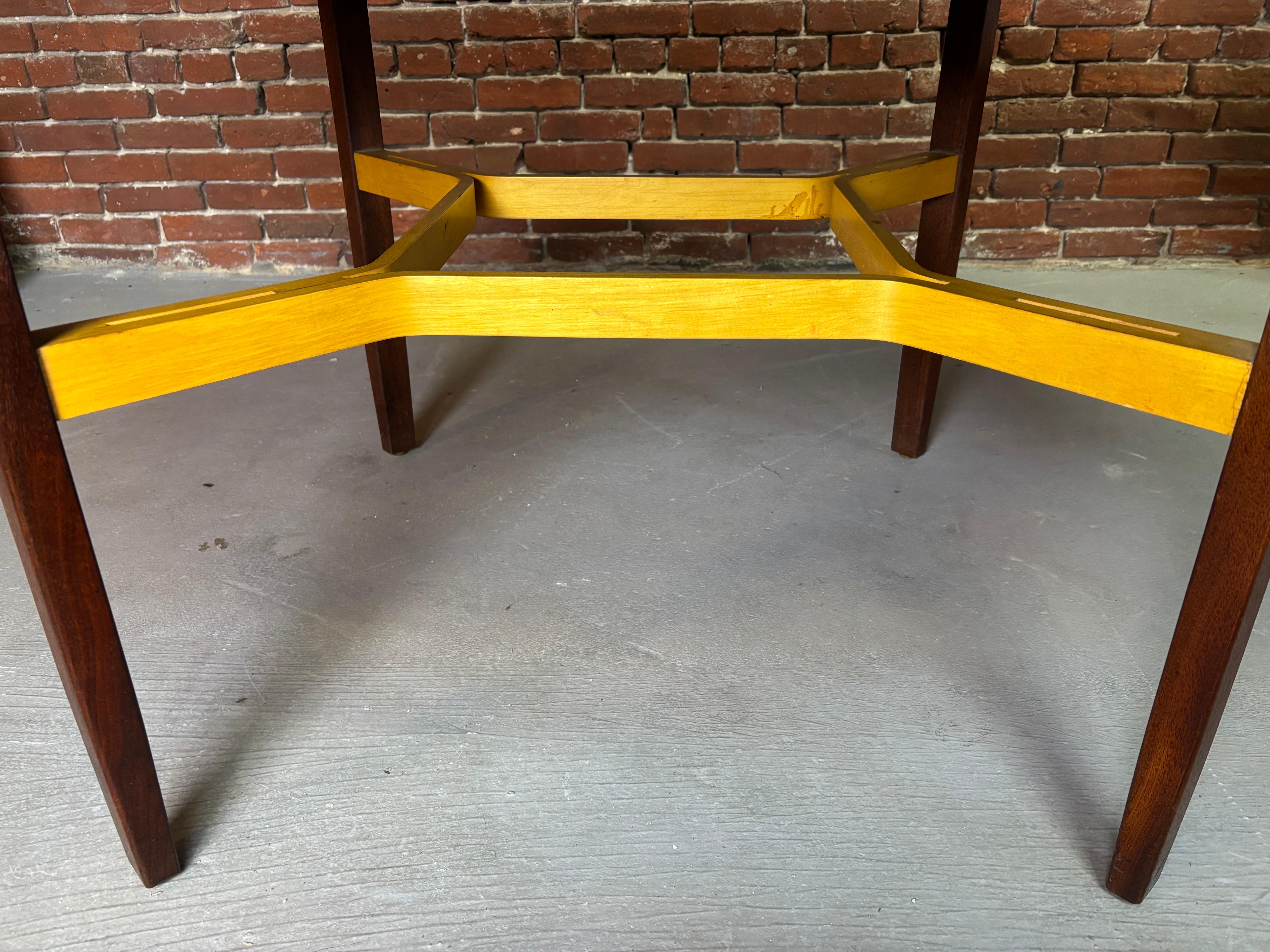 Lewis Butler pour Knoll Early Table de conférence ou de jeu.  Le châssis unique en bouleau ajoute une touche unique à cette table rarement vue.  Cette table provient du propriétaire original qui était l'assistant personnel de Florence Knoll à la fin