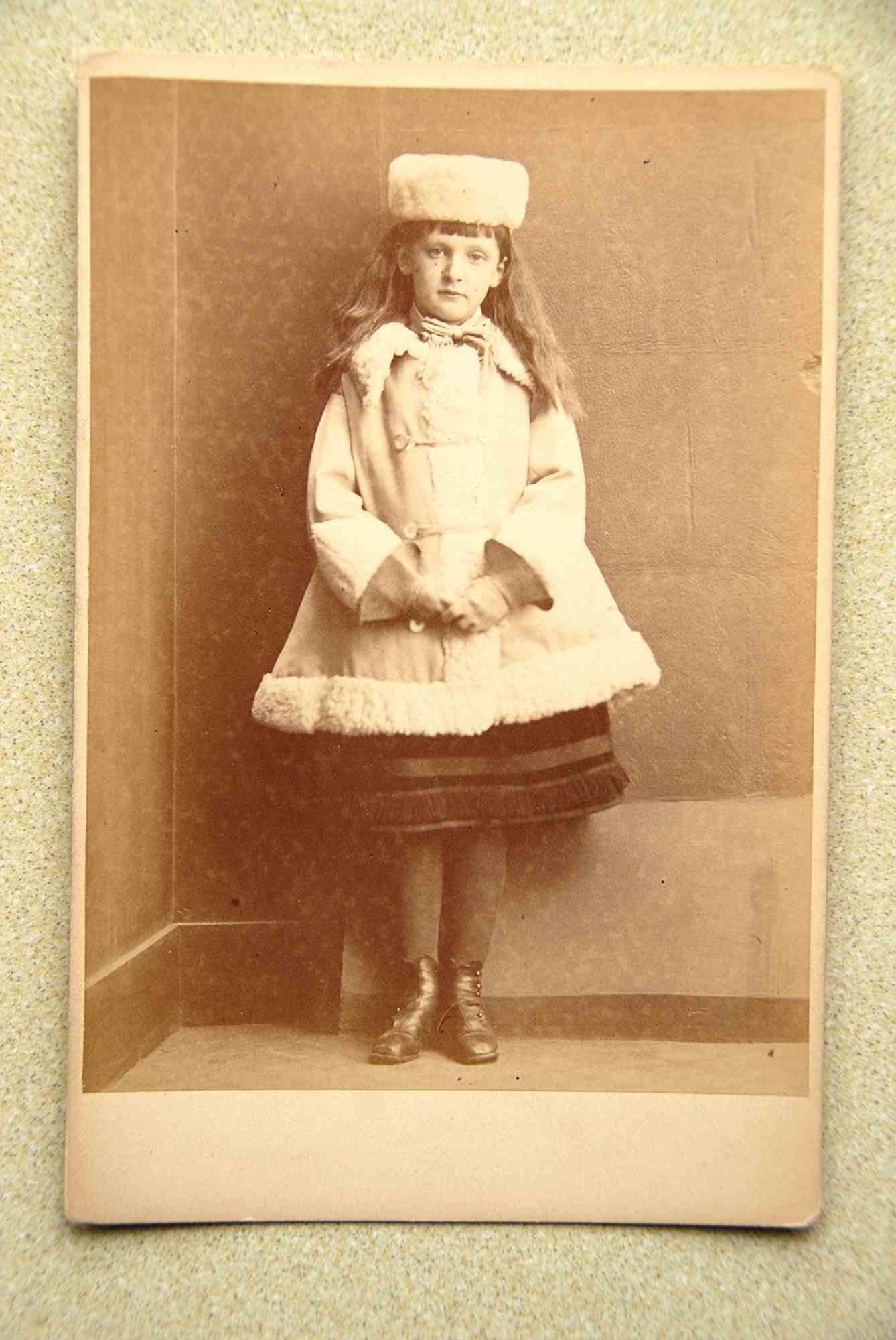 Xie Kitchin als Dane ist ein originales Vintage-Foto aus dem Jahr 1873 von Lewis Carroll (Daresbury, 27. Januar 1832 - Guildford, 14. Januar 1898).

Original-Albuminabzug auf Postkarte; Maße: 14 x 10 cm. 

Nr. 2132 "The Dane manuscript" wurde vom