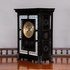 Lewis Foreman Day. Fabricado por Howell e Hijos. Un reloj ebonizado del Aesthetic Movement