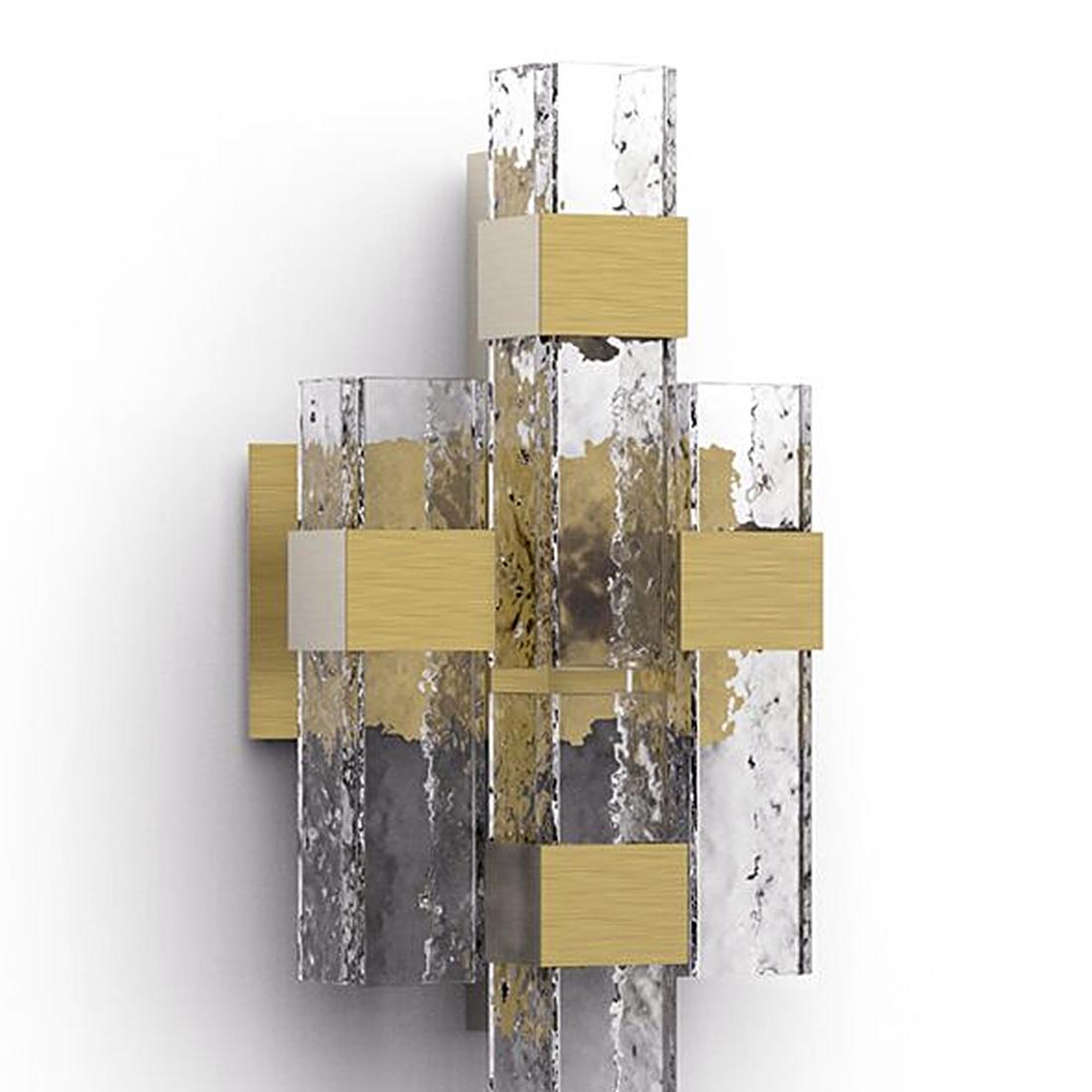 Lampada da parete Lewis quattro con struttura in ottone massiccio in
finitura opaca bronzata vintage. Con 4 vetri soffiati
tubi quadrati. Con 4 lampadine a Led G9, max 3 Watt.
Le lampadine non sono incluse. Prezzo: 2100,00€
Disponibile anche nella