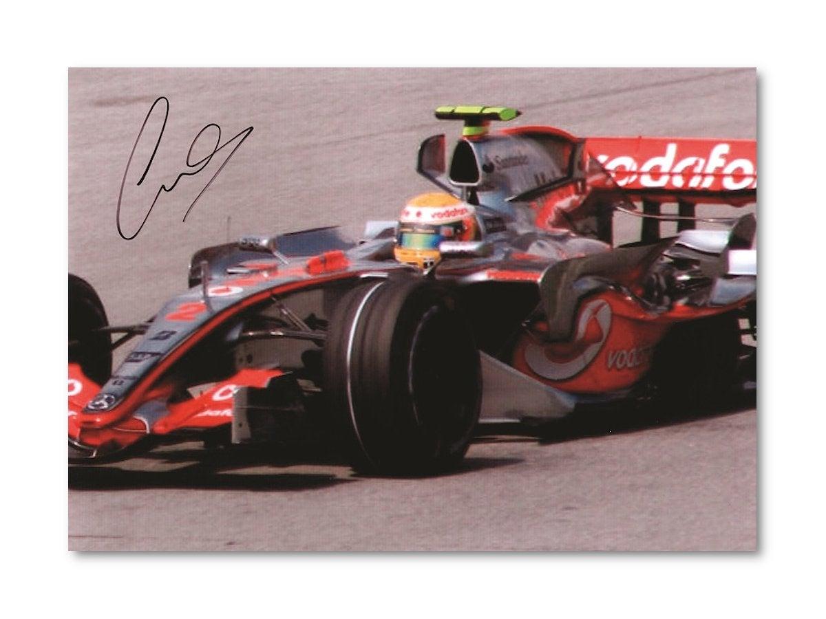 Ein signiertes Foto des britischen Formel-1-Weltmeisters Lewis Hamilton
Lewis Hamilton MBE (1985 -) ist ein britischer Formel-1-Rennfahrer, der Rekorde aufstellte.

Hamilton gewann 2020 seine siebte Weltmeisterschaft in der Formel 1 und stellte