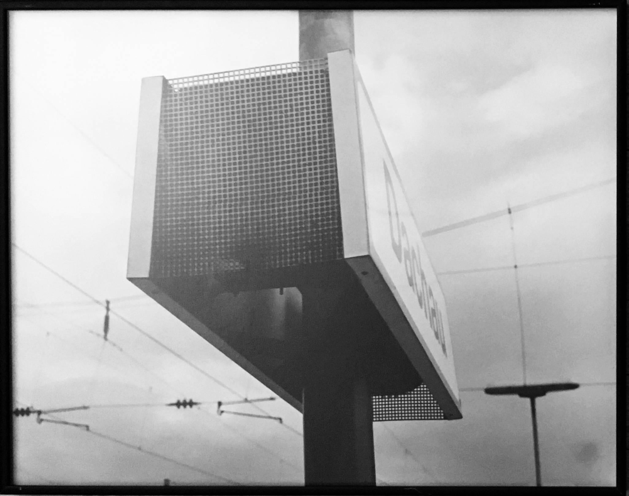Totem der unbegrenzten Erinnerung, 1995 Zusammensetzung von 7 Silbergelatineabzügen (Schwarz), Black and White Photograph, von Lewis Koch