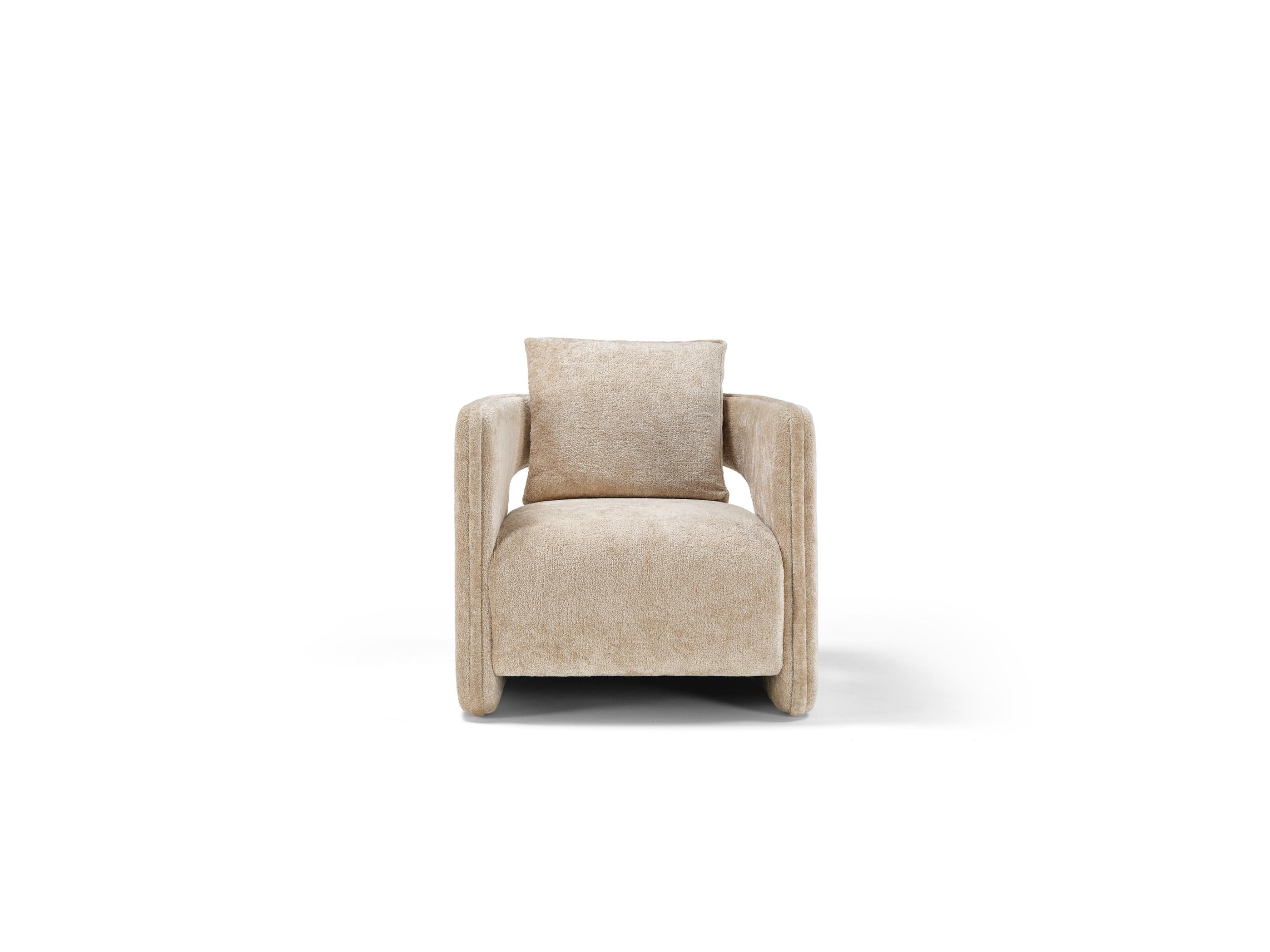 LEWIS’ modern and consensual design makes it the perfect armchair for any room. It can be upholstered in contrasting fabrics for a bolder result or using the same fabric for classic styles.
Lewis will stand out in your living room, bedroom, office