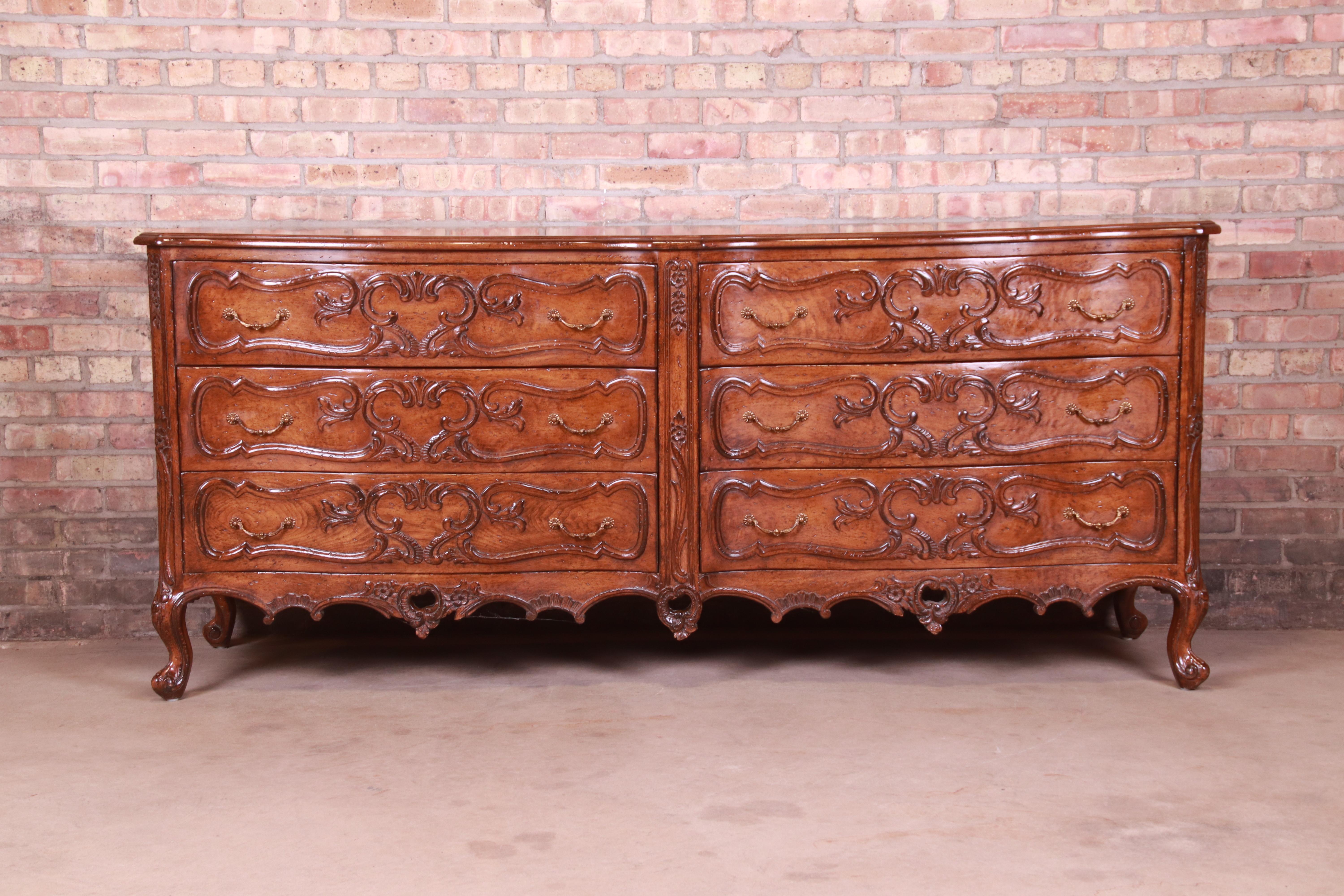 A gorgeous French Provincial Louis XV style double dresser

By Lewis Mittman Inc.

USA, Late 20th Century

Carved mahogany, with original brass hardware.

Measures: 80