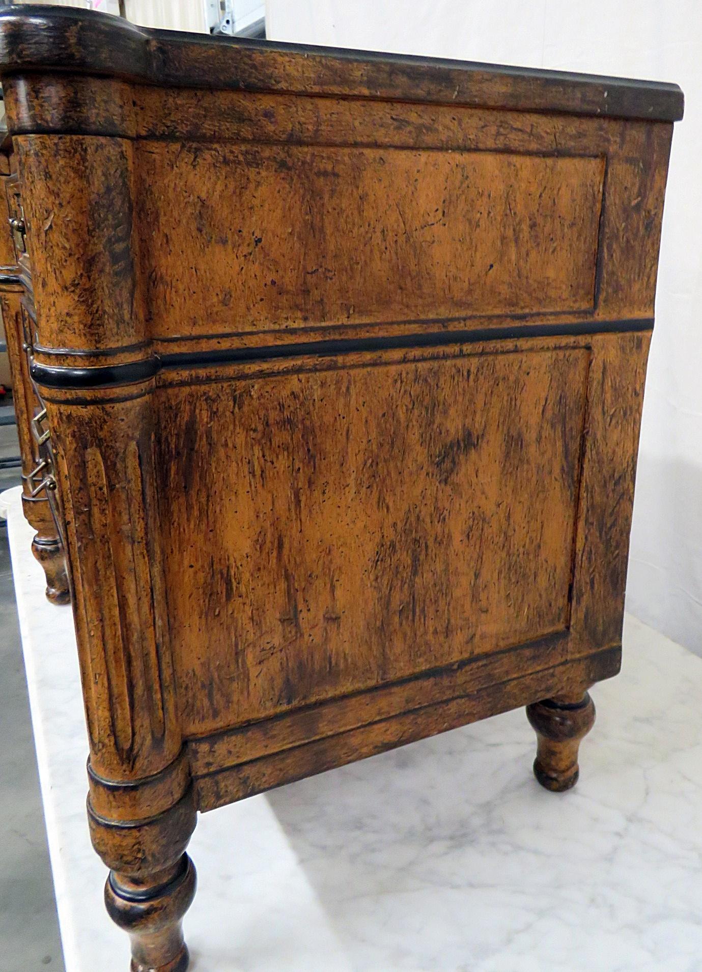 XX secolo Cassettone decorato con vernice francese Directoire Petite Commode di Lewis Mittman in vendita