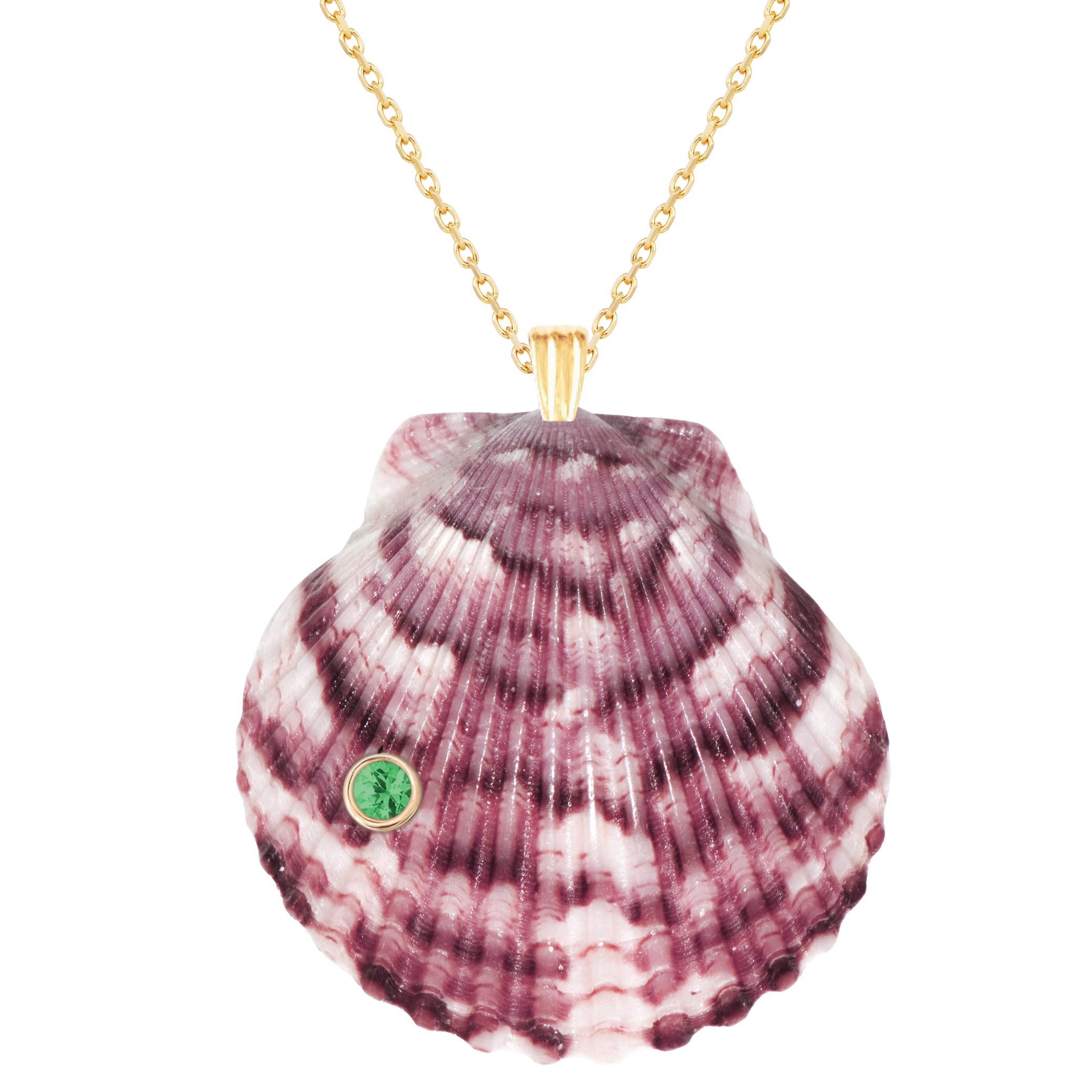 Pendentif en coquillage naturel, orné de pierres en or massif 14k et d'une tsavorite verte naturelle. Portez ce pendentif seul ou superposez-le à d'autres chaînes en or pour obtenir un bel effet de superposition.  

La commande comprend un pendentif