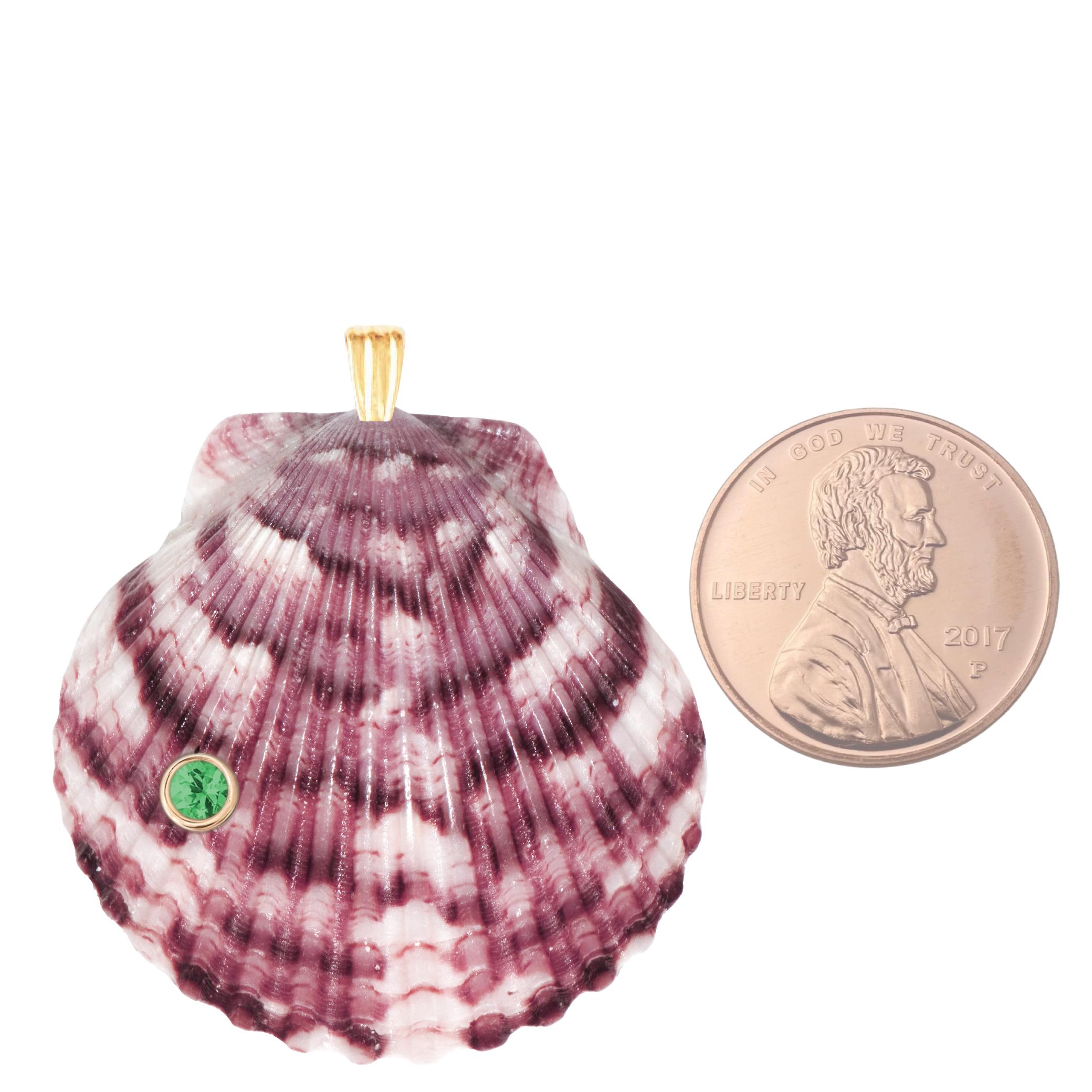 Lex Pendentif en coquillage naturel avec or 14k et pierre précieuse Tsavorite verte naturelle Neuf - En vente à Miami, FL