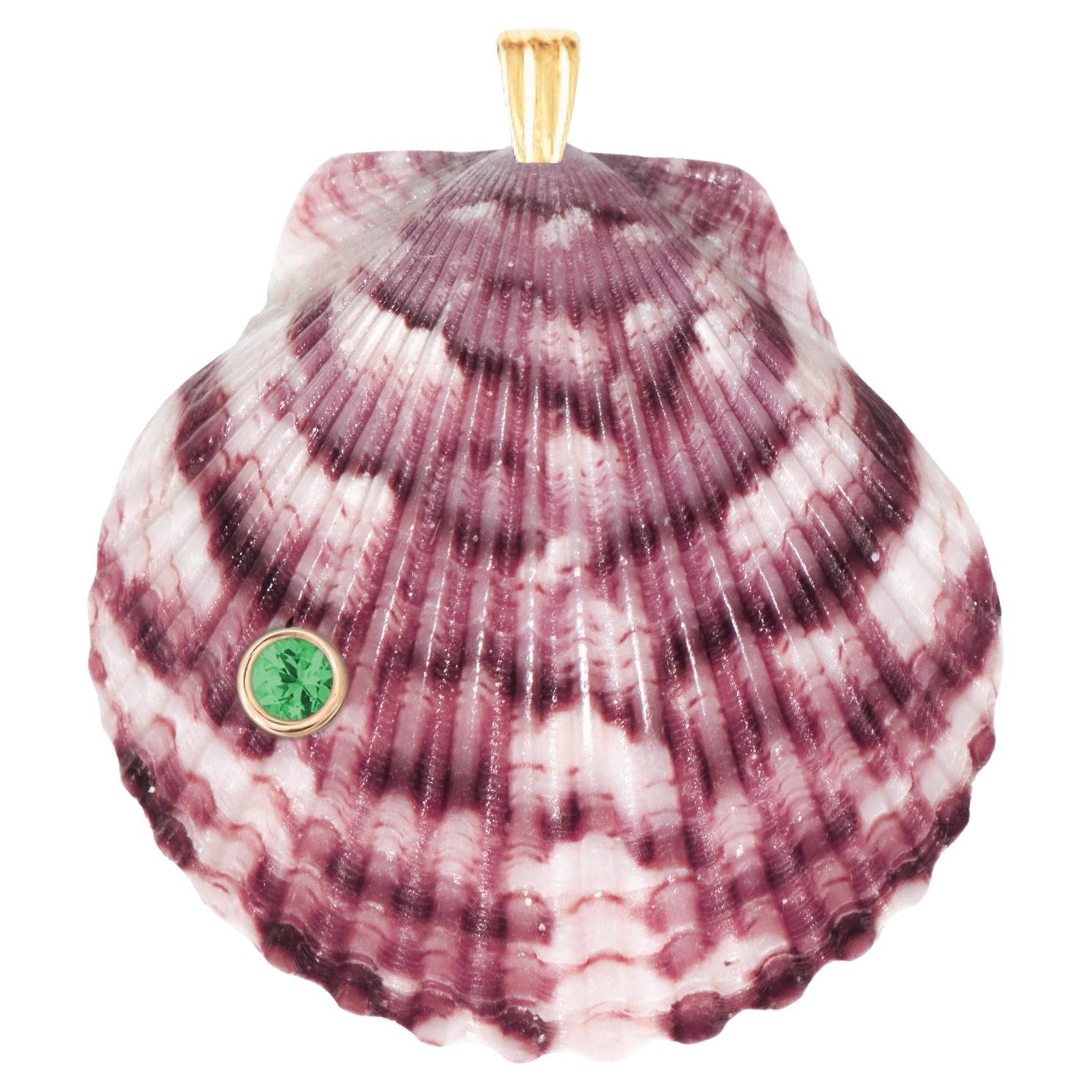 Lex Pendentif en coquillage naturel avec or 14k et pierre précieuse Tsavorite verte naturelle en vente