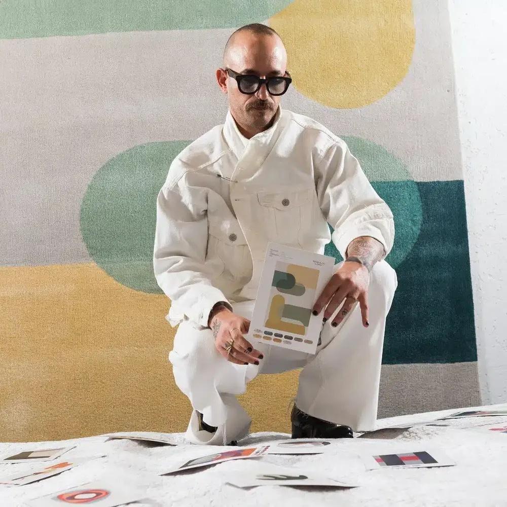 LEXHAM è un capitolo tranquillo di un poema geometrico. I toni profondi del beige e del grigio convergono in una struttura astratta che ricorda un corridoio - come uno schizzo disegnato a mano, dove qualcosa rimane incompiuto.
Il tappeto è tessuto a