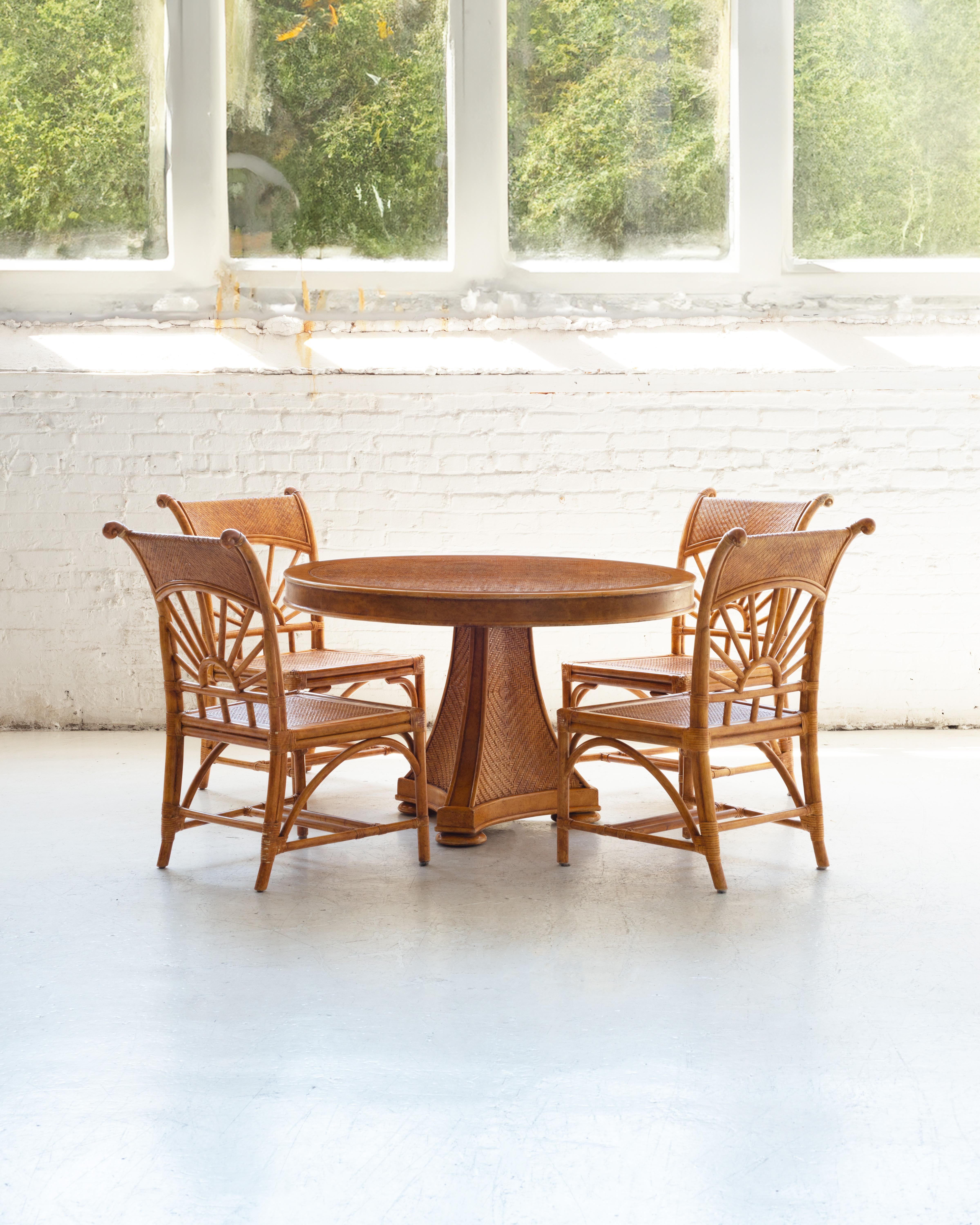 Eleva la tua esperienza culinaria con questo raffinato set da pranzo in bambù e rattan, un mix perfetto di eleganza naturale e artigianato senza tempo. Il pezzo forte di questo set è un tavolo circolare, progettato con una base a piedistallo. La