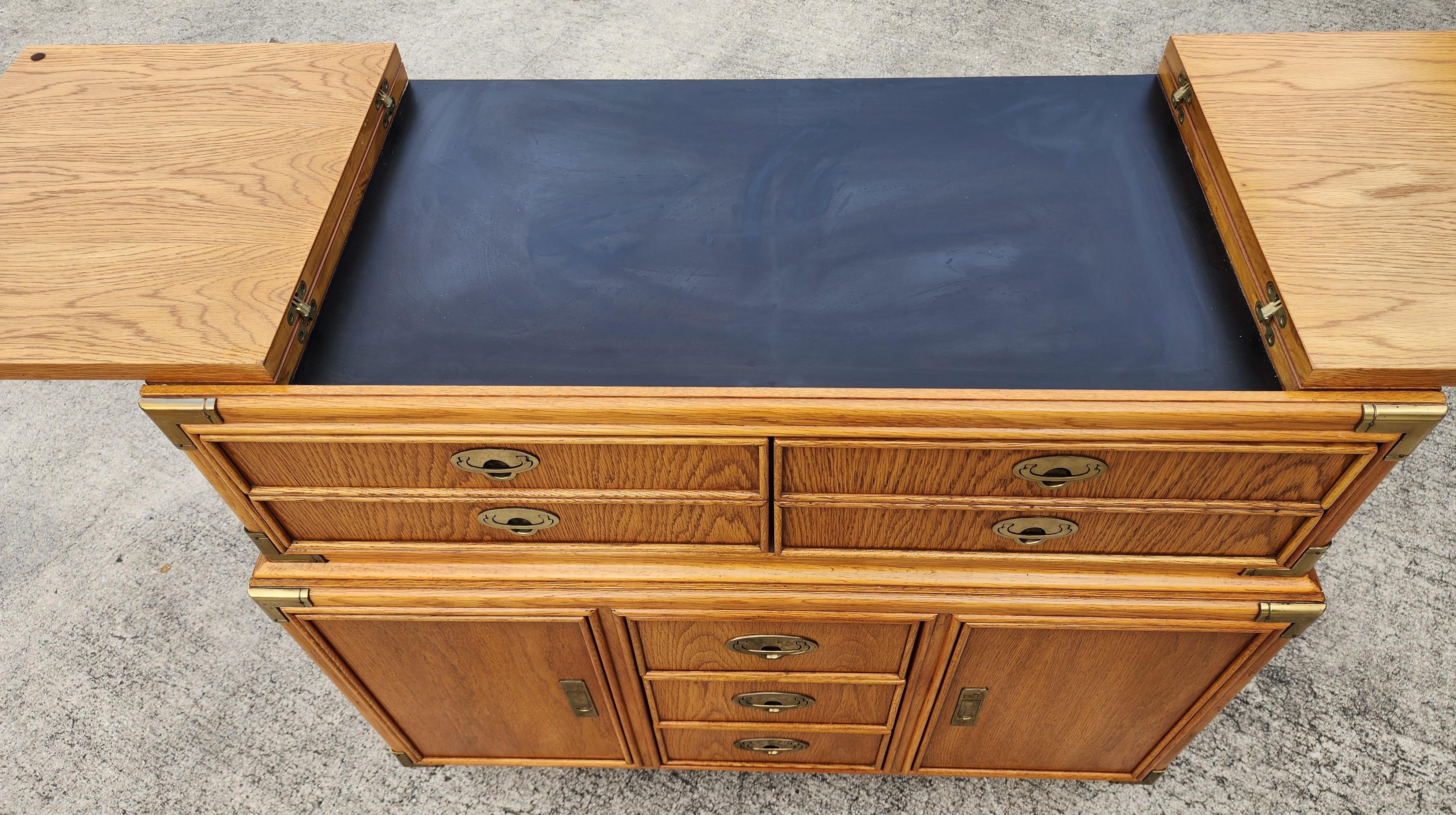 Fine XX secolo Credenza Lexington Campaigner Dry Bar in vendita