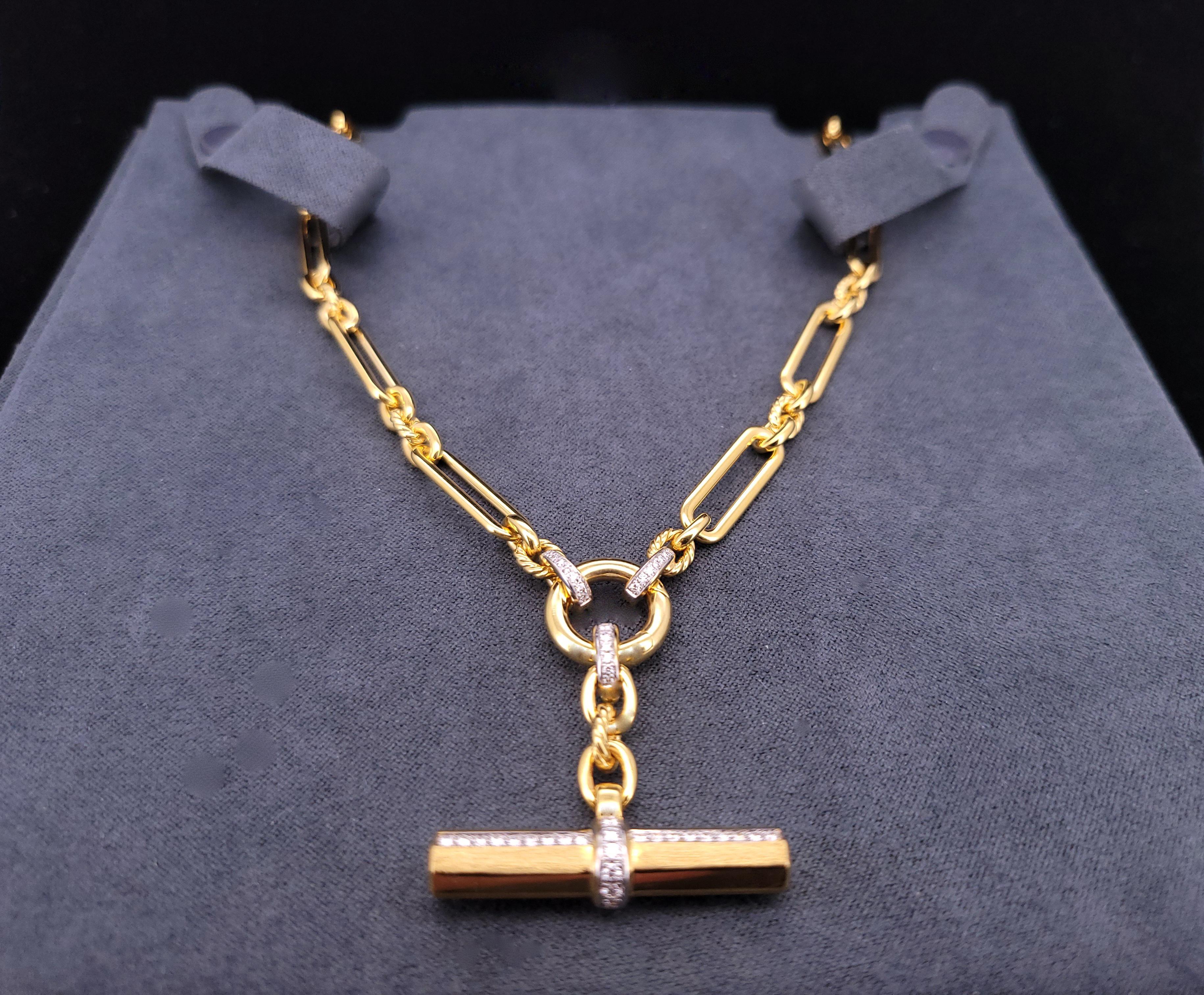Rehaussez votre style avec ce superbe collier à maillons en or jaune 18 carats conçu pour la femme moderne. 
Les maillons allongés en forme de trombone et le pendentif à bascule sont rehaussés de diamants pavés étincelants, 
cette pièce allie