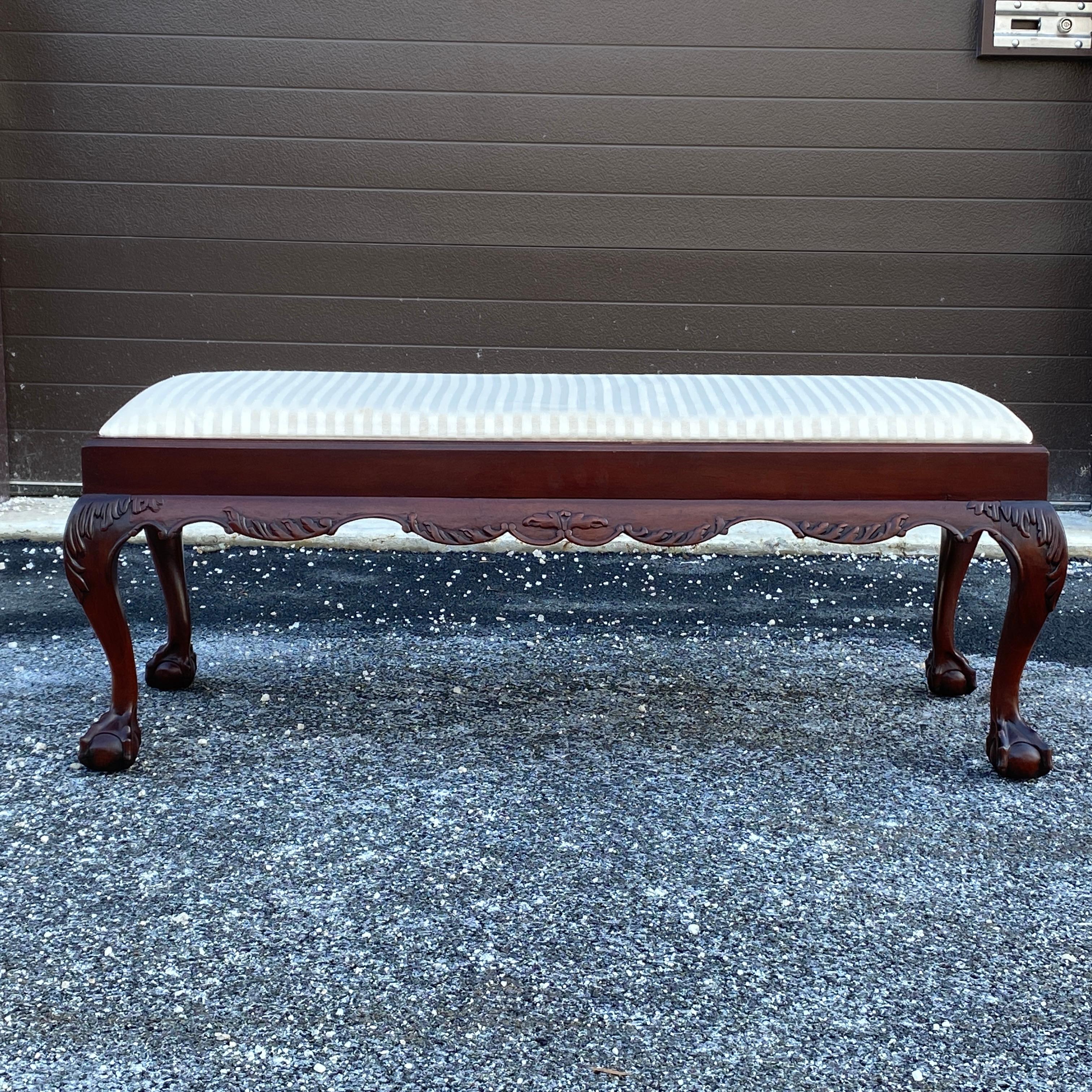 Banc de haute qualité en acajou massif sculpté de style Chippendale par Lexington Furniture, avec l'assise rembourrée d'origine.