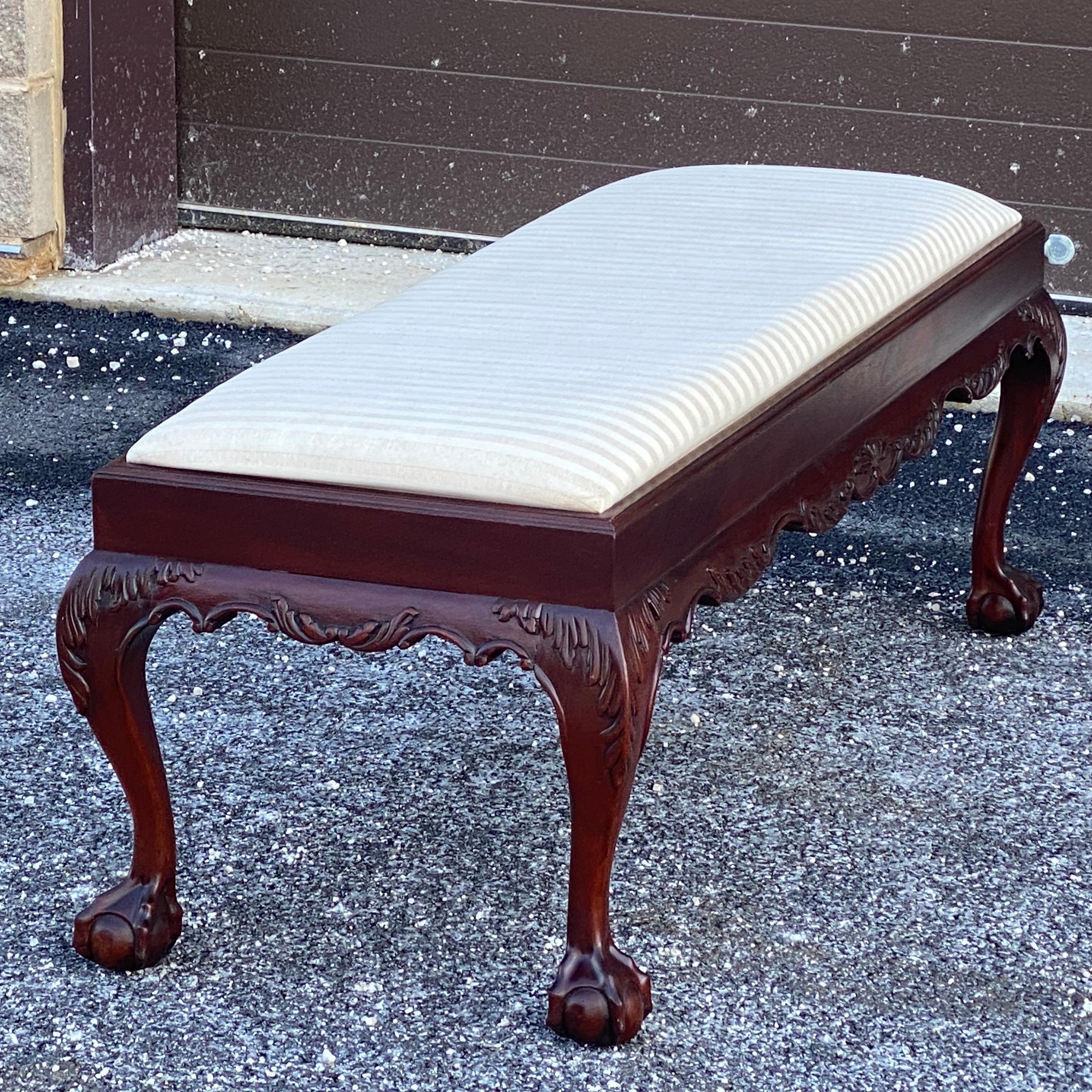 Tissu d'ameublement Lexington Furniture Banc de style Chippendale en acajou sculpté Ball and Claw en vente