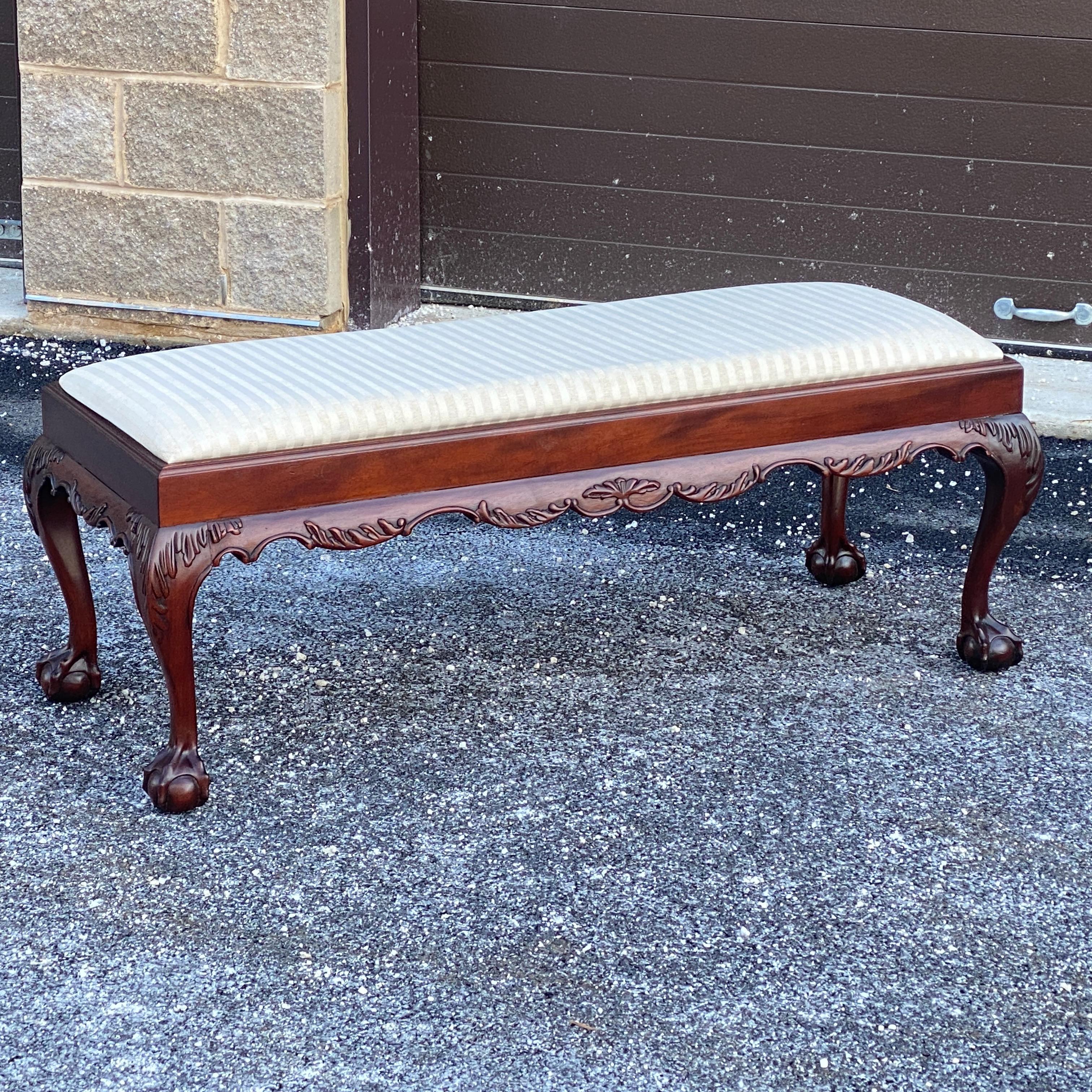 Lexington Furniture Banc de style Chippendale en acajou sculpté Ball and Claw en vente 1